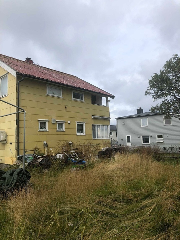 Baksiden av huset med stor hage Galleribilde