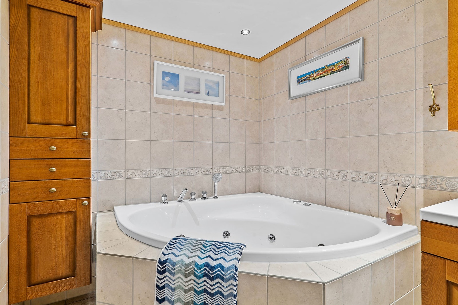 Badet er utstyrt med badekar og dusjkabinett. Galleribilde