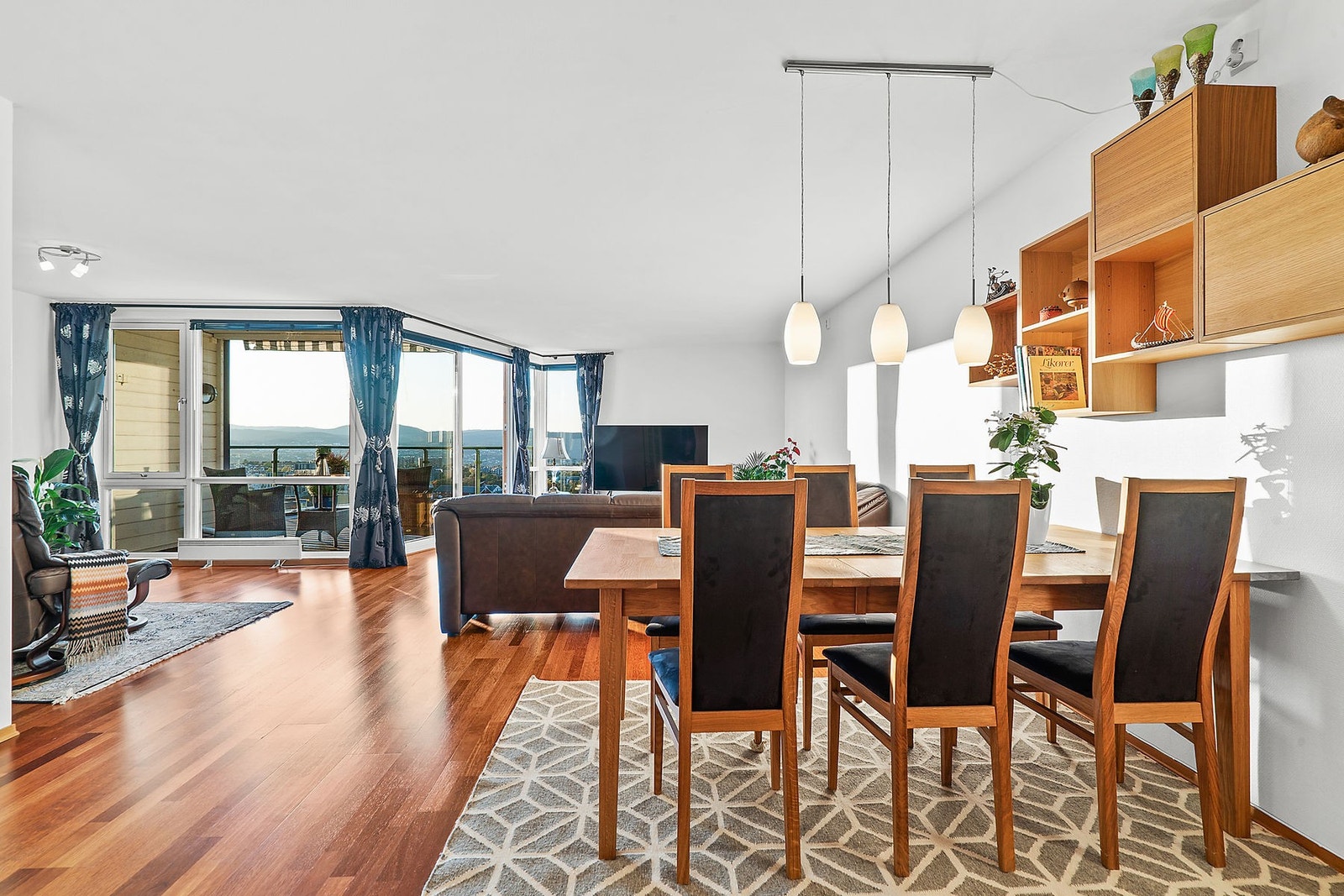 Stue med store vindusflater og utgang til veranda. Fast P-plass i kjeller og balansert ventilasjon i leiligheten og bygget. Galleribilde