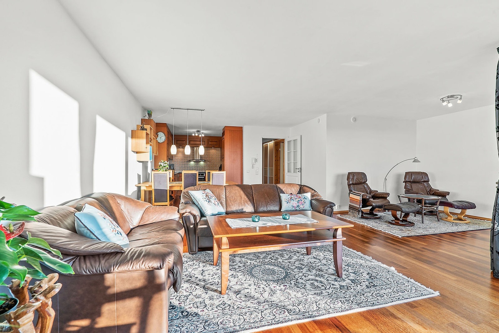 Lys og lekker stue/kjøkkenløsning på ca 49 kvm Galleribilde