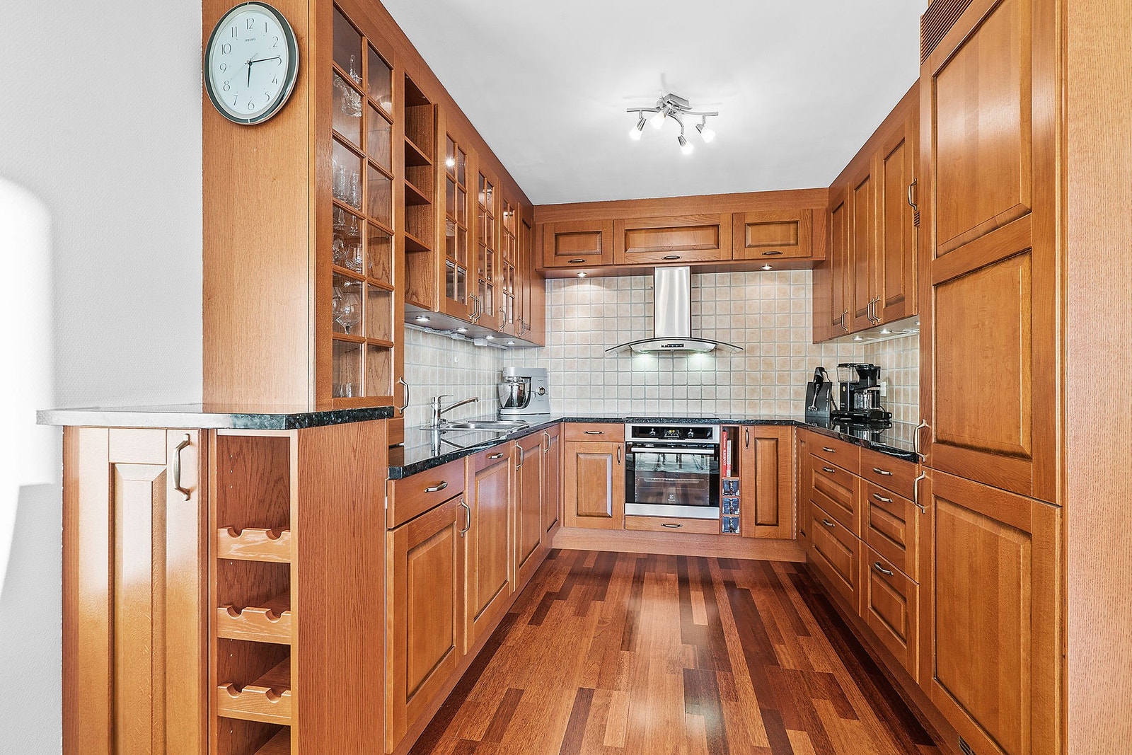 Flott kjøkken med masse skap- og benkeplass. Integrerte hvitevarer Galleribilde