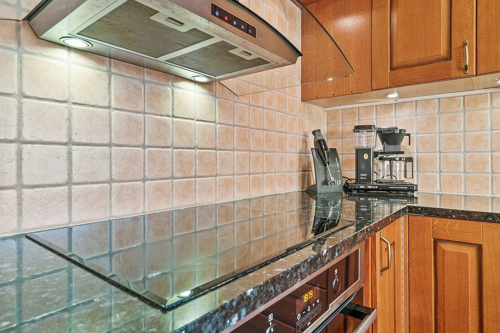 Flott flislagt sone mellom over og underskap. Galleribilde