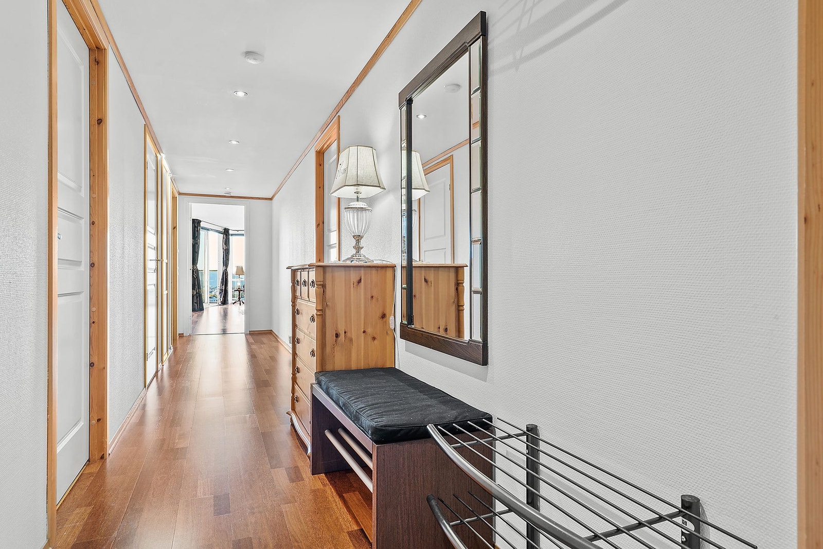 Entrè med god plass for sko og yttertøy. Downlights i himling Galleribilde