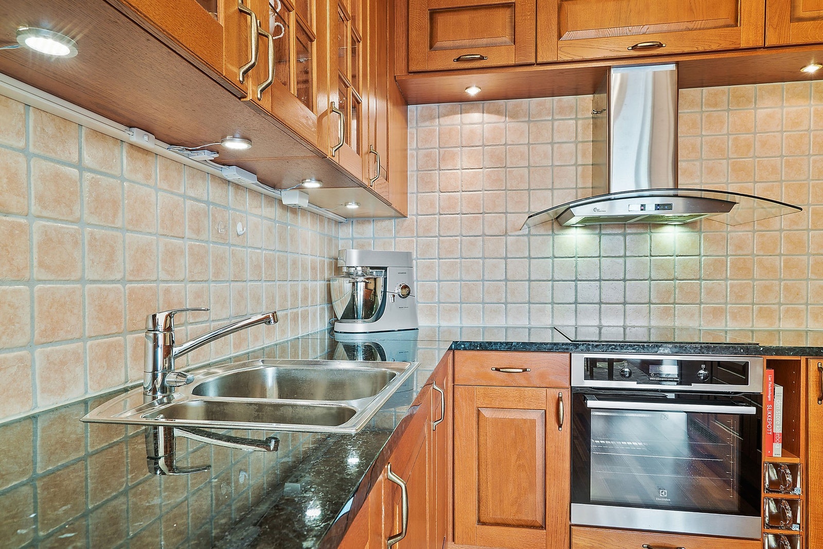 Solid kjøkken med benkeplate i stein Galleribilde