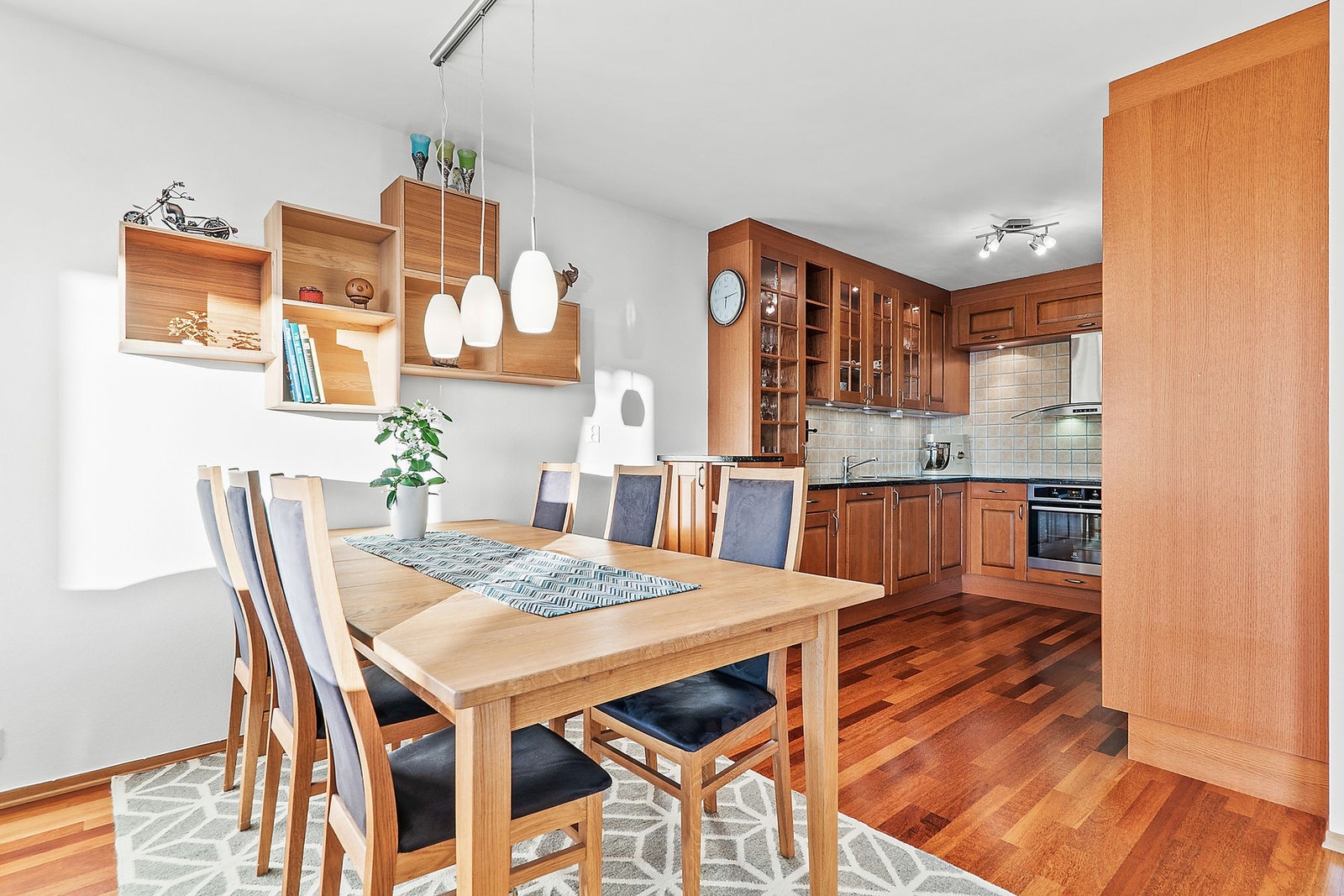 Spiseplass i naturlig tilknytning til kjøkken. Galleribilde