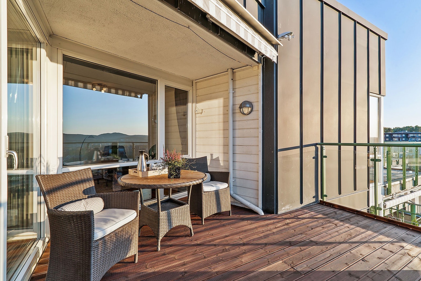 Romslig balkong på ca 12.5 kvm med ettermiddag/- kveldssol Galleribilde