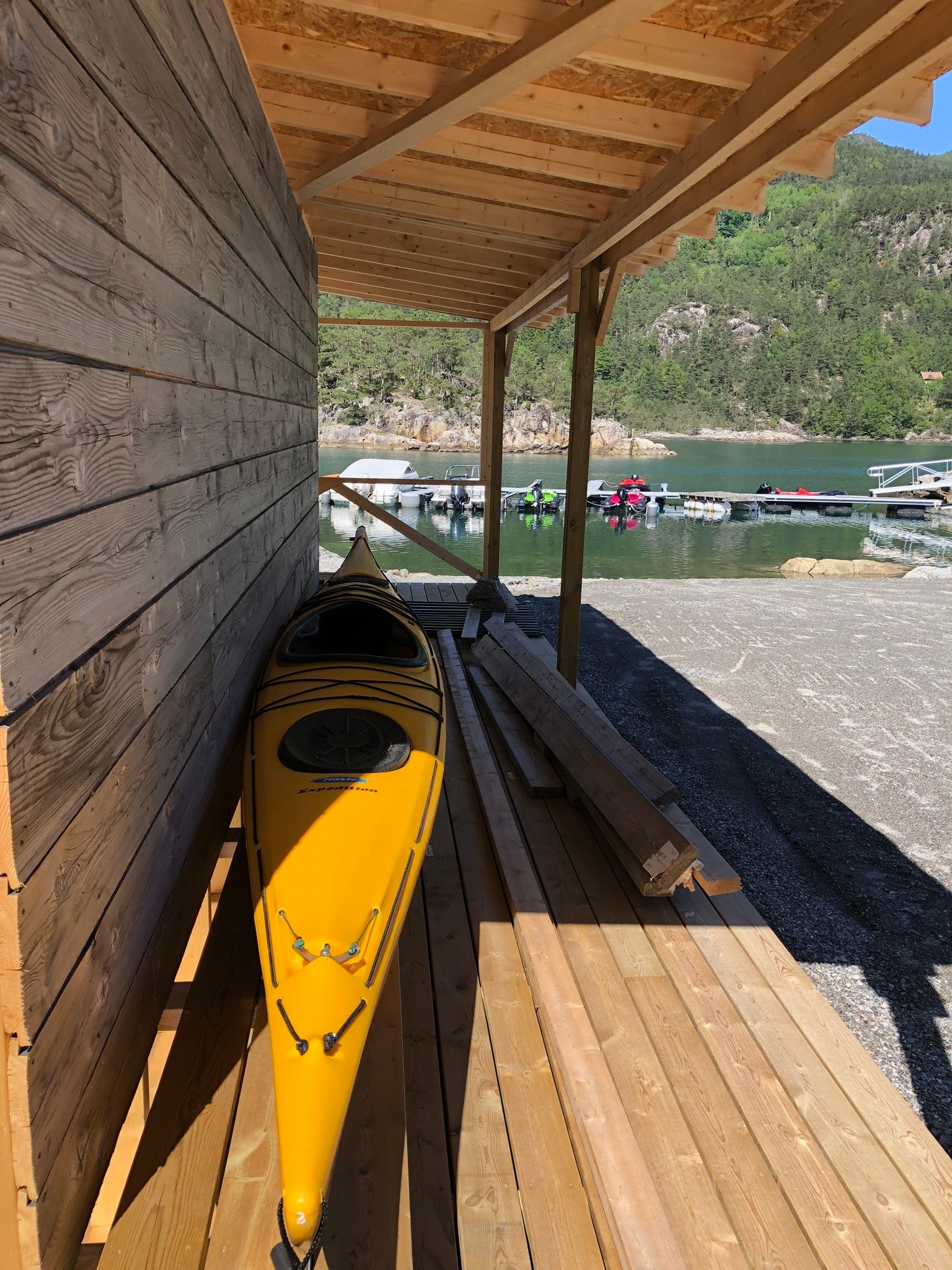 Gapahuk, kayaknaust og flytende badstuer i marinaen Galleribilde