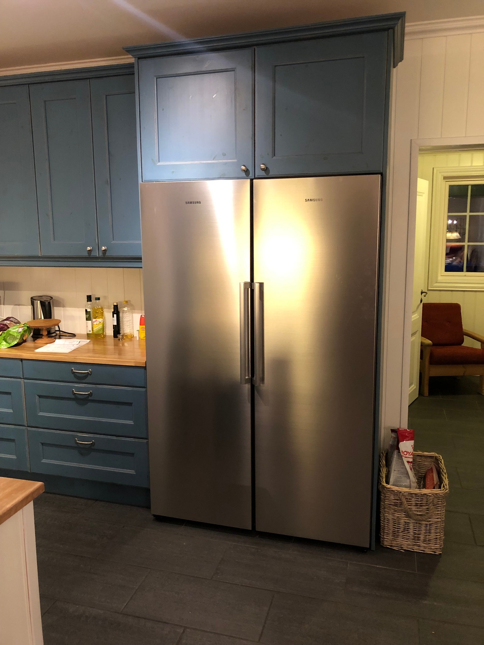 Kjøkken - 2 store kjøleskap Galleribilde