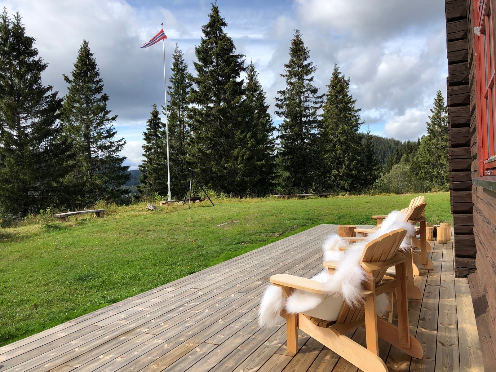 Stor utendørs terrasse/platting med utsikt mot sør Galleribilde