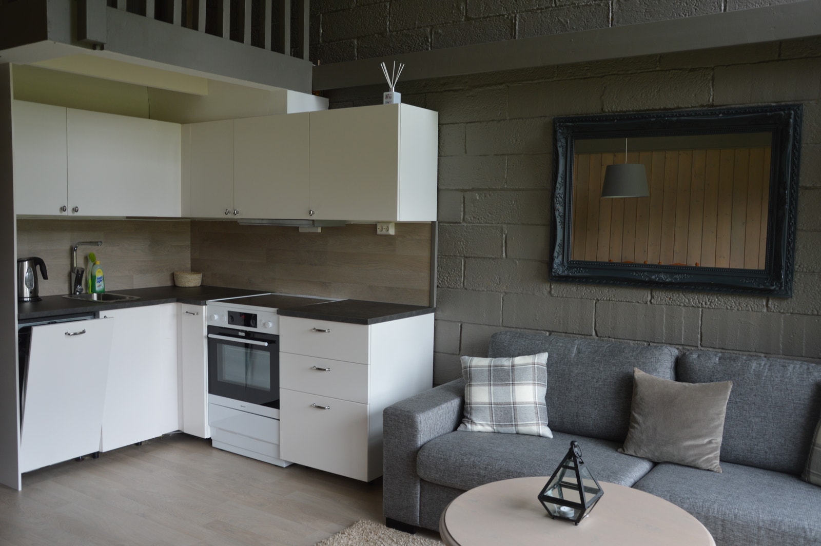 Kjøkken med oppvaskmaskin og komfyr med stekeovn Galleribilde