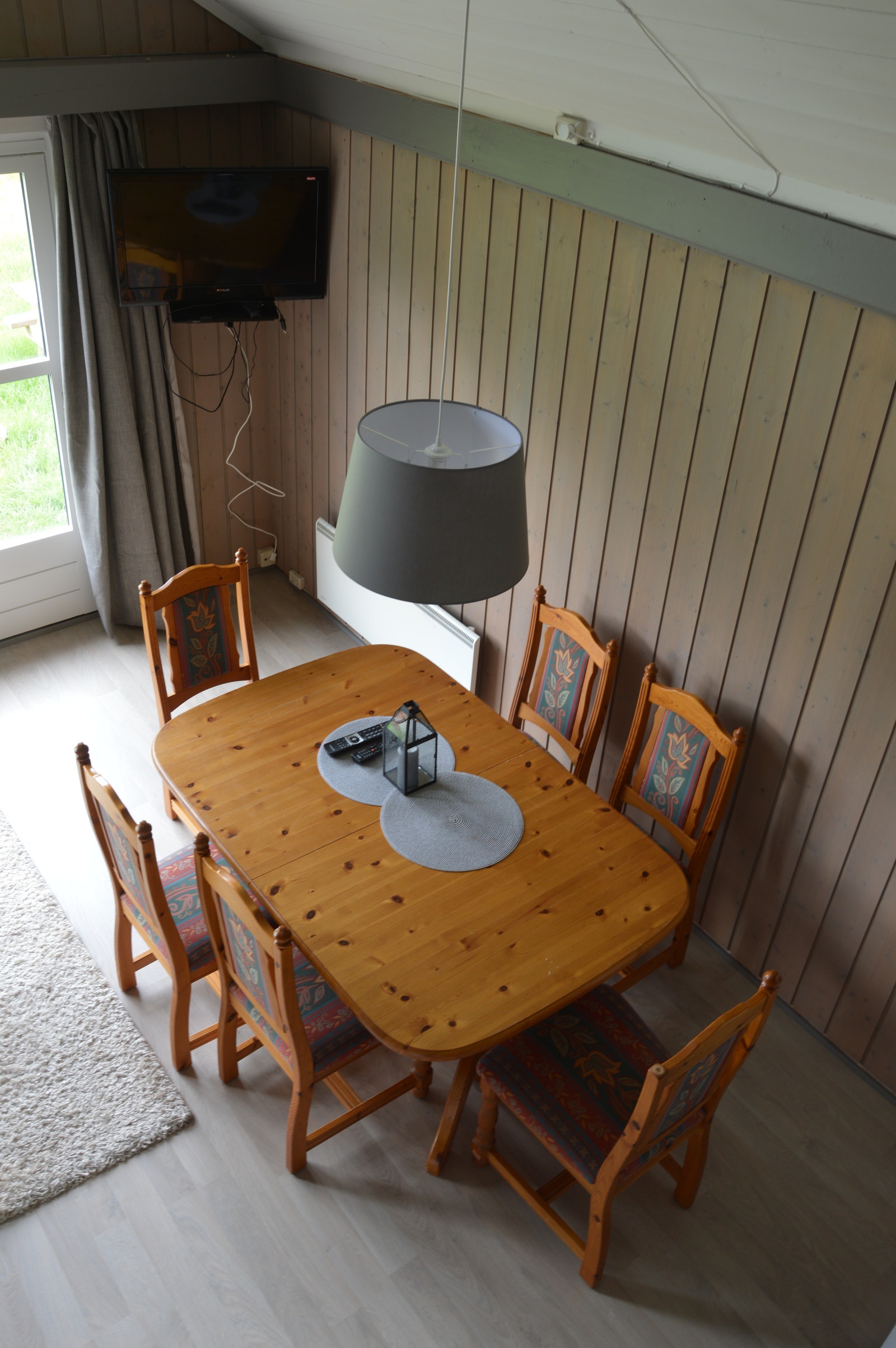 Spisestue med TV i bakgrunnen Galleribilde