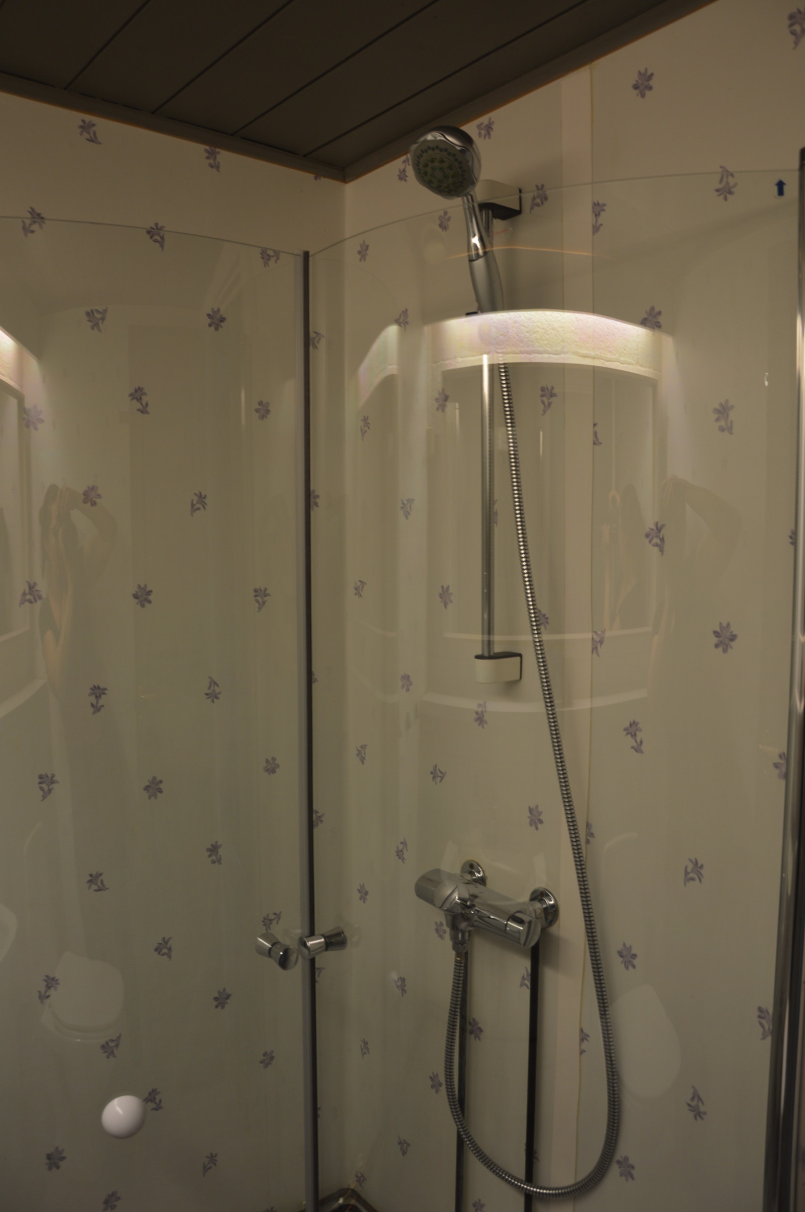 Bad med dusj og toalett. Galleribilde