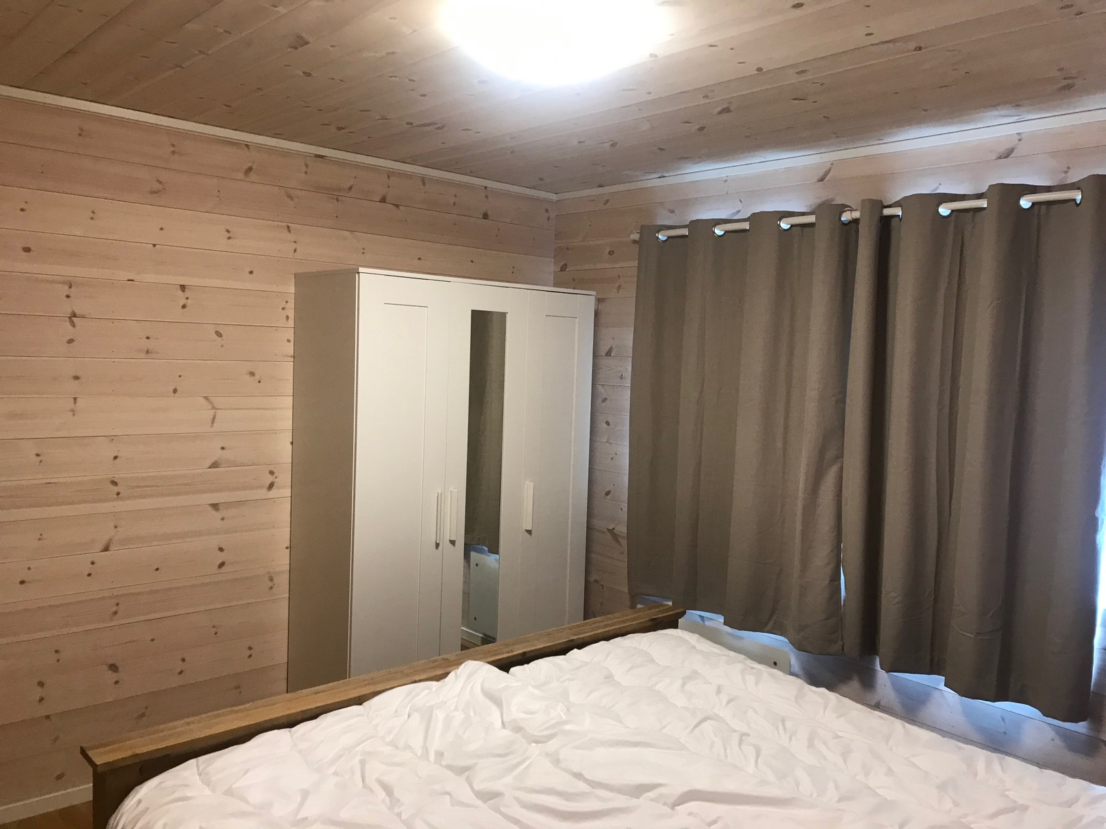 Soverom 1 med en stor seng (180x200) Galleribilde