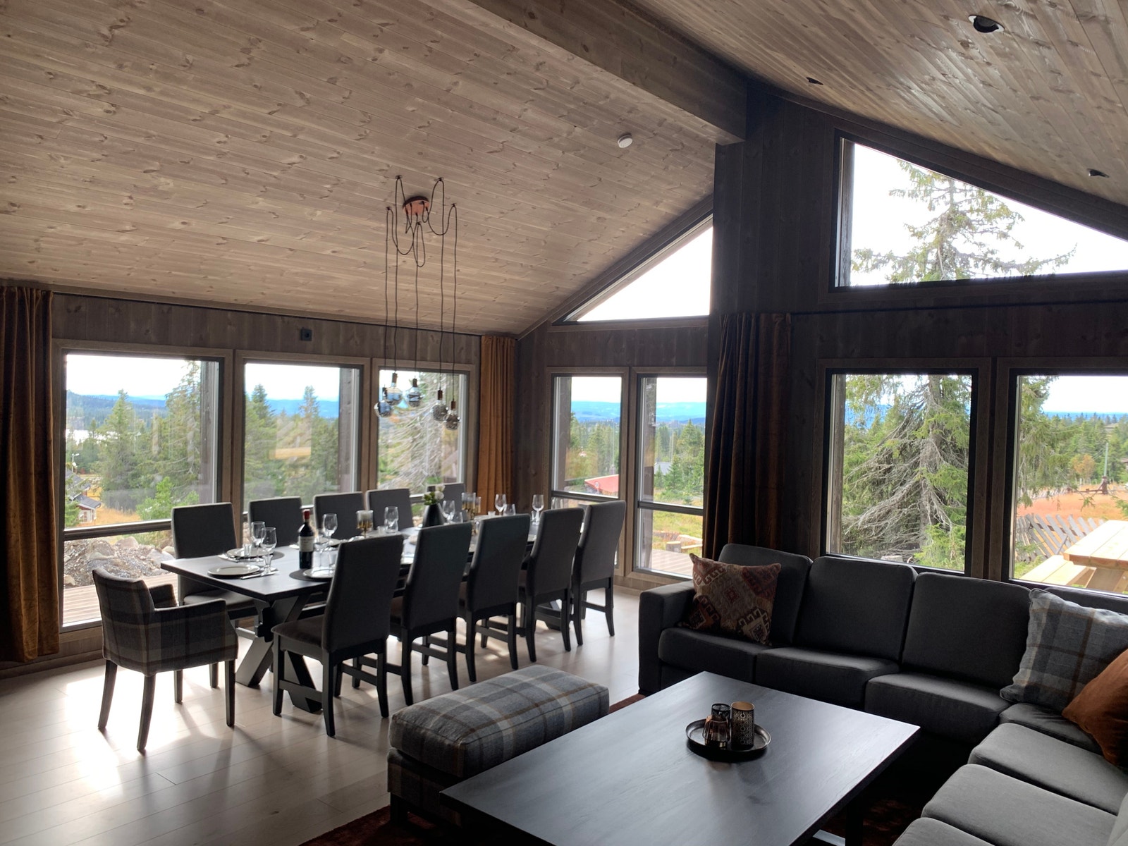 Stort spisebord med plass til 14 personer Galleribilde