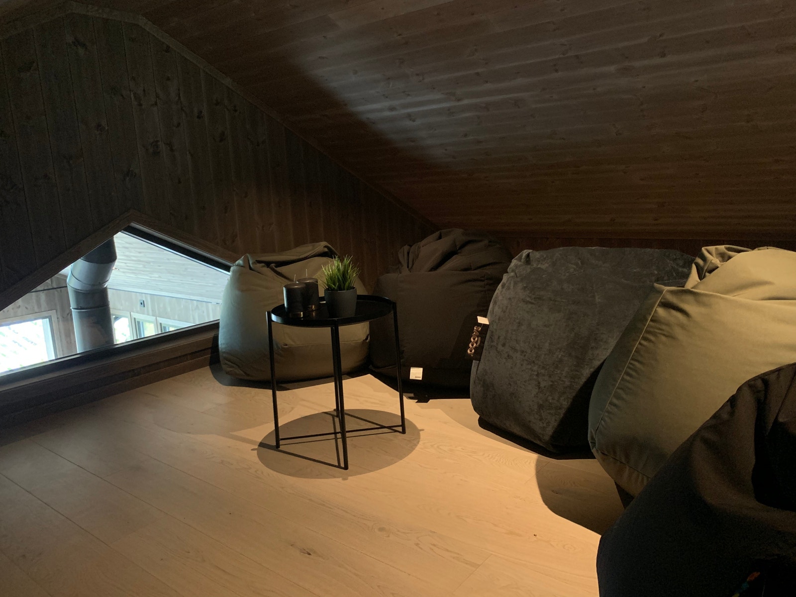 uLoftstue med tv, saccosekker og en dobbeltseng (180x200cm) Galleribilde