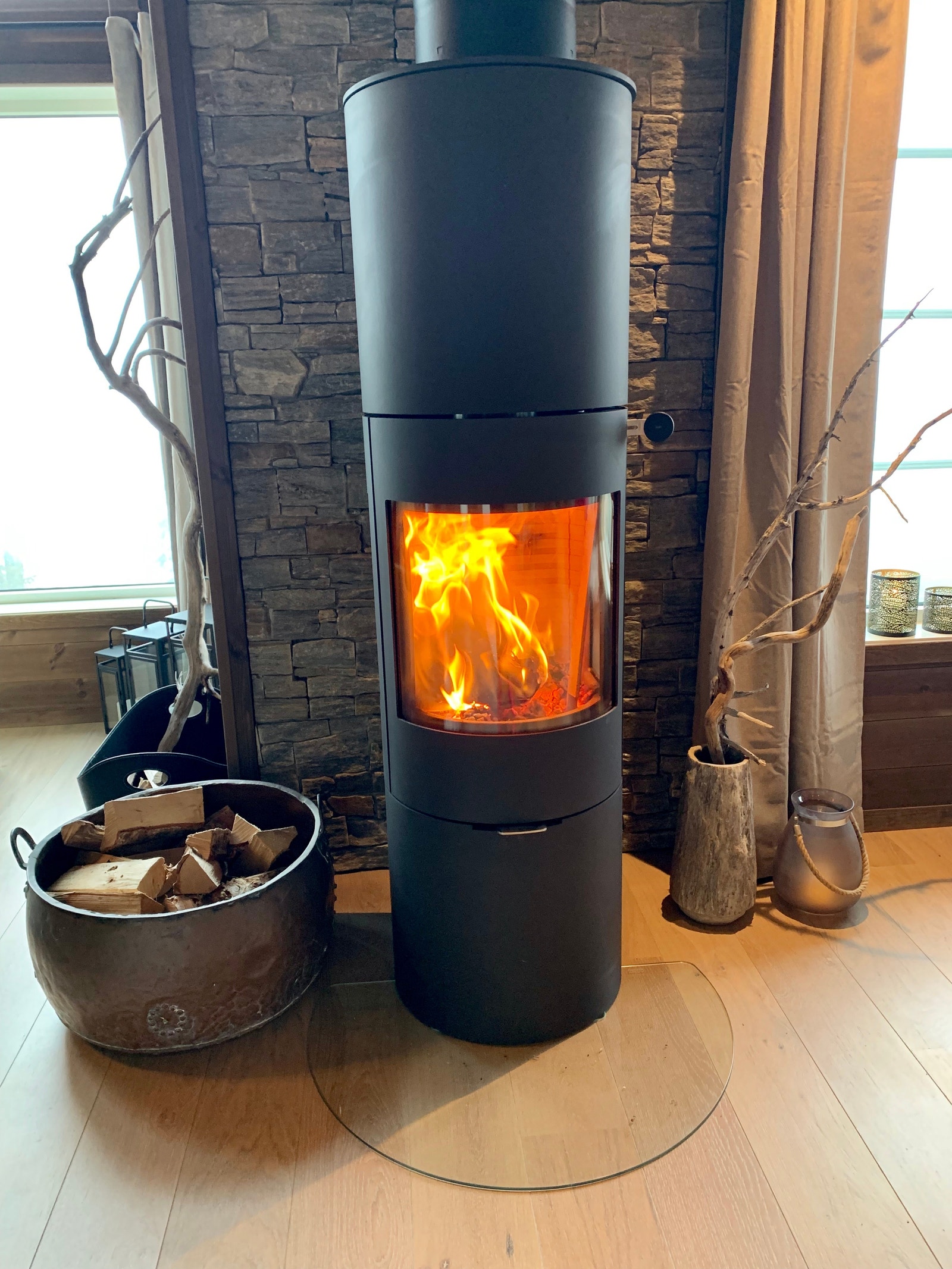 Varm og koselig peis Galleribilde