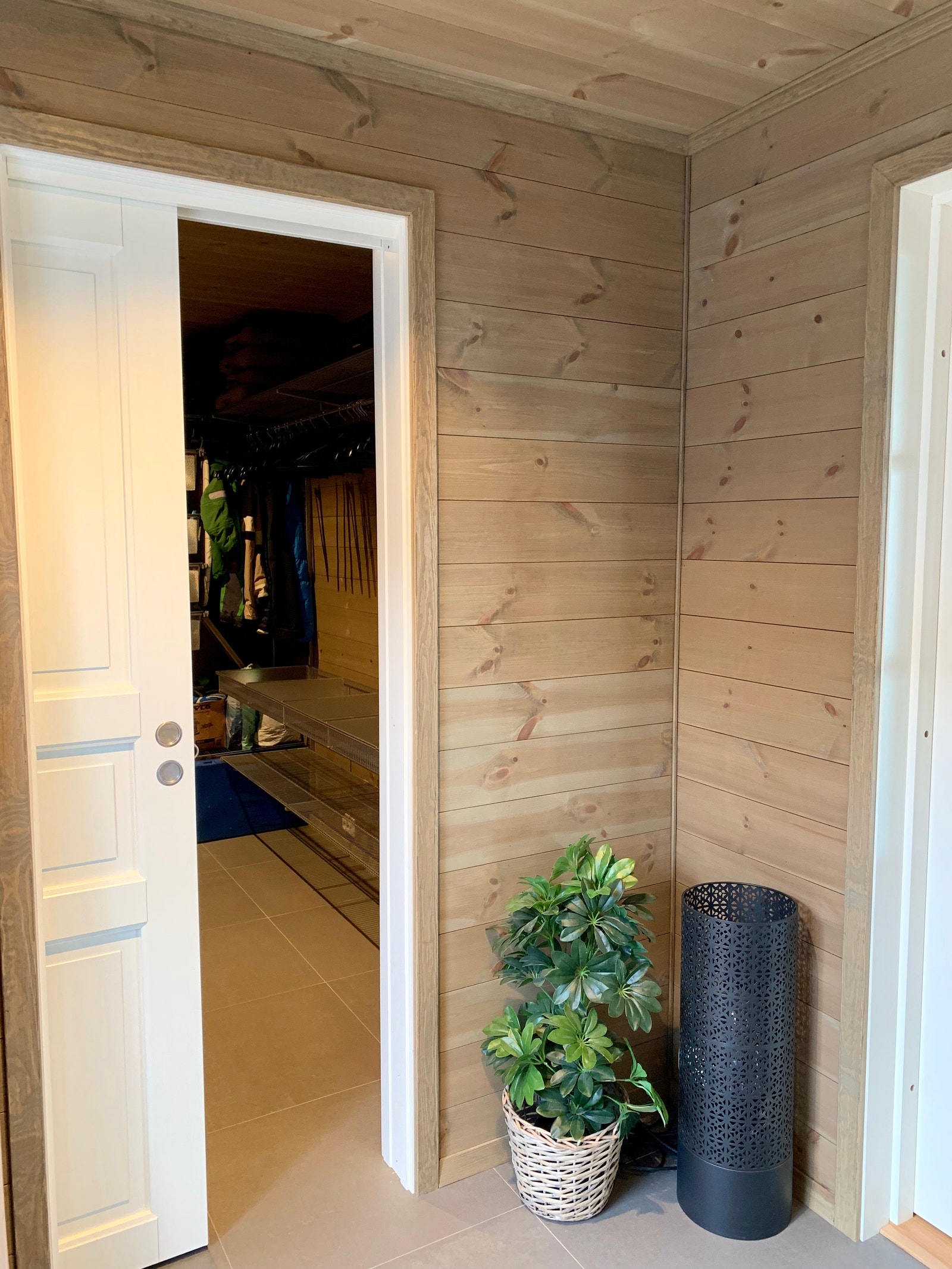 Entre mot separat garderobe Galleribilde