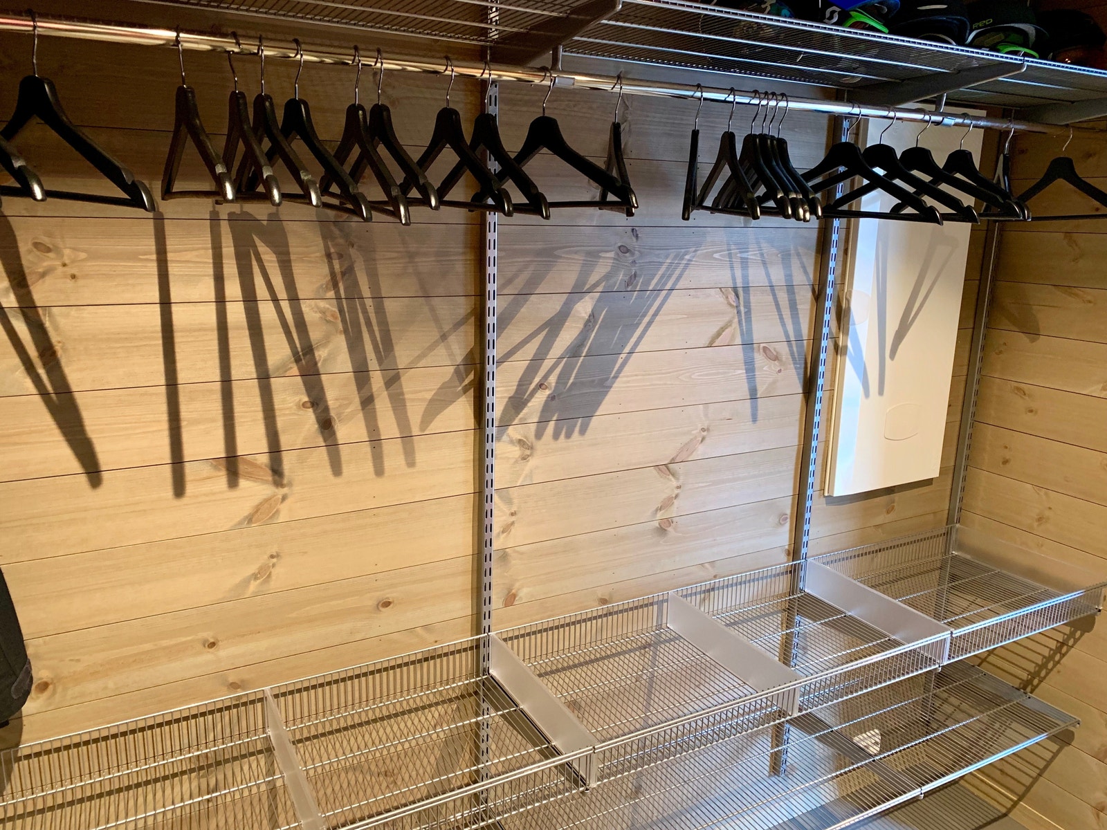 Stor separat garderobe med mye plass Galleribilde