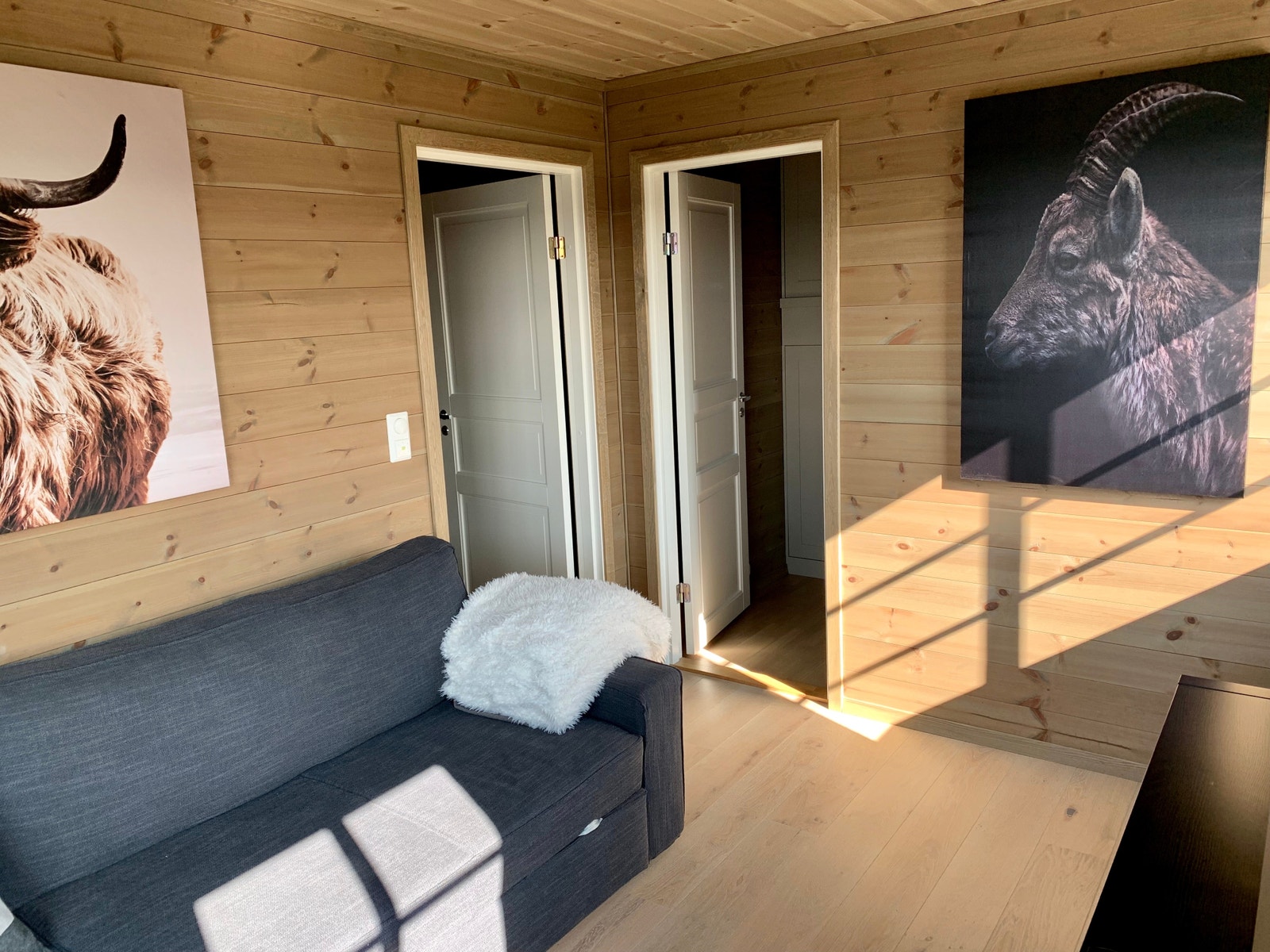 Soverom 5/tv-stue med inngang soverom 4 og gang Galleribilde