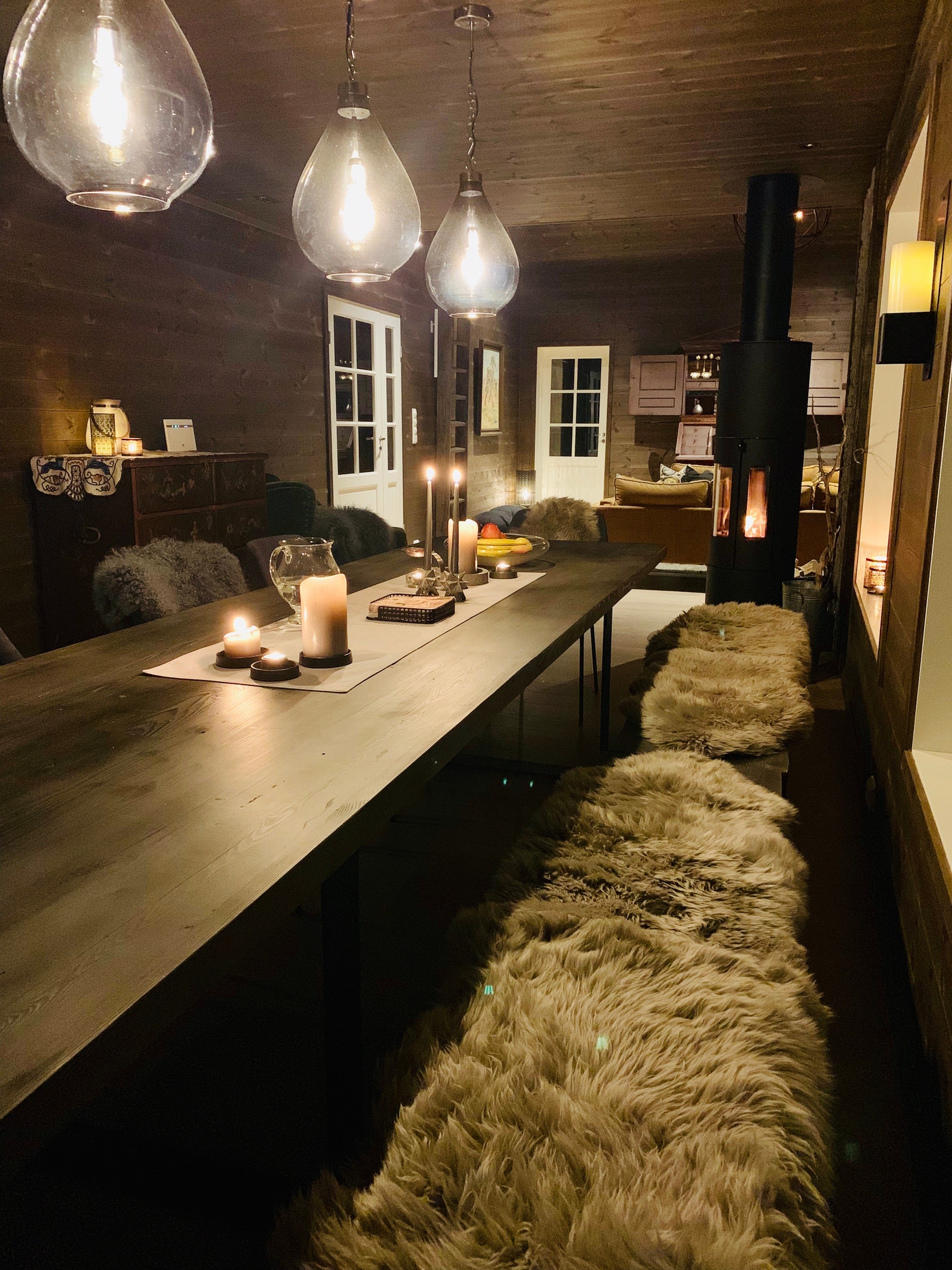 Spiseplass med stue og inngang til entre og soveromavdeling Galleribilde