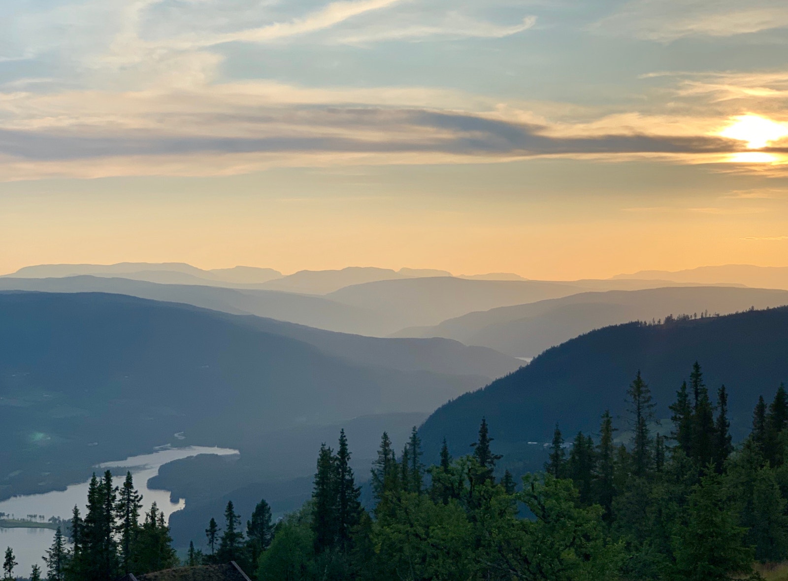 Eventyrlig solnedgang over fjellene Galleribilde