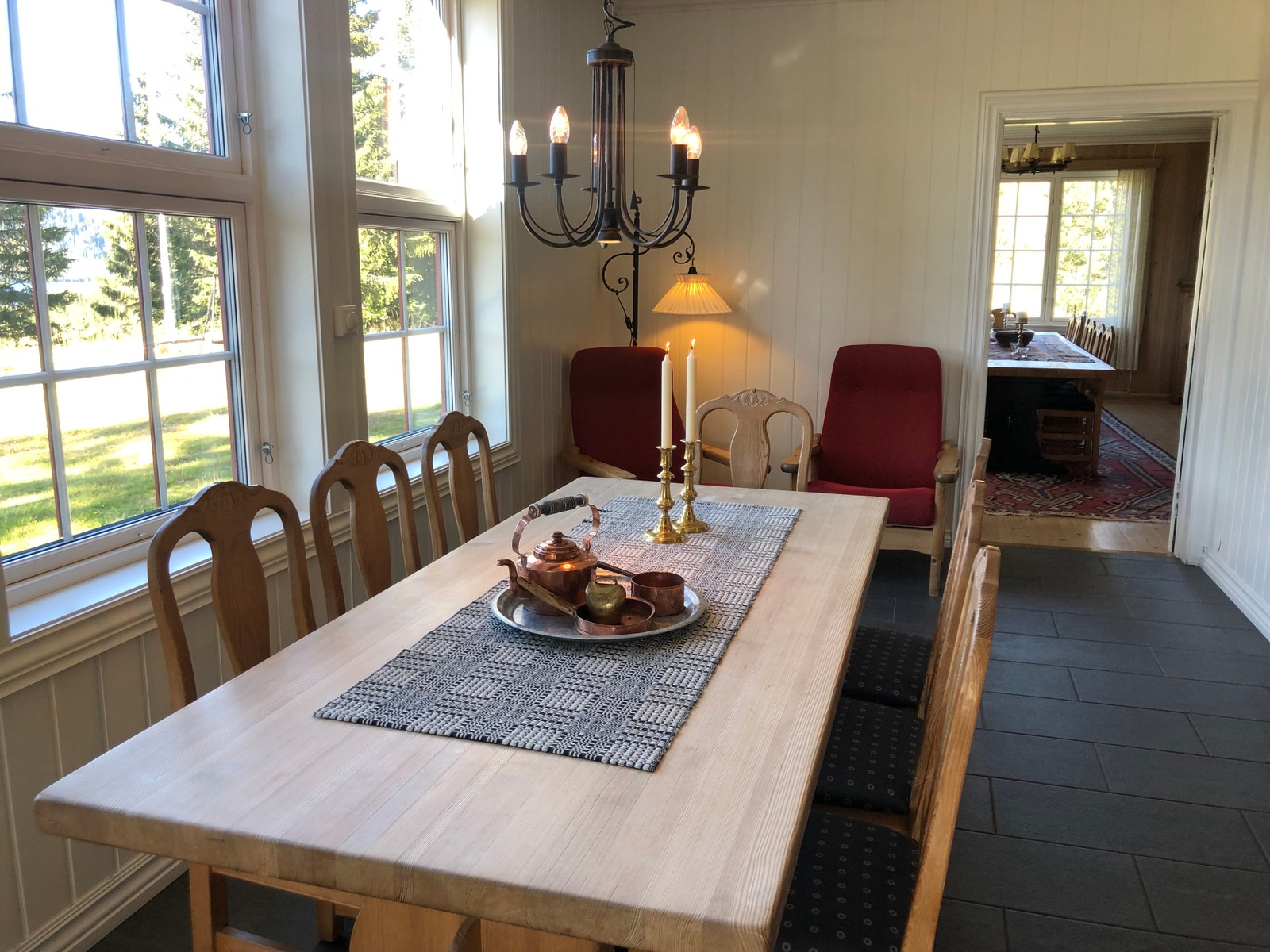 Kjøkkenbordet langstilt Galleribilde