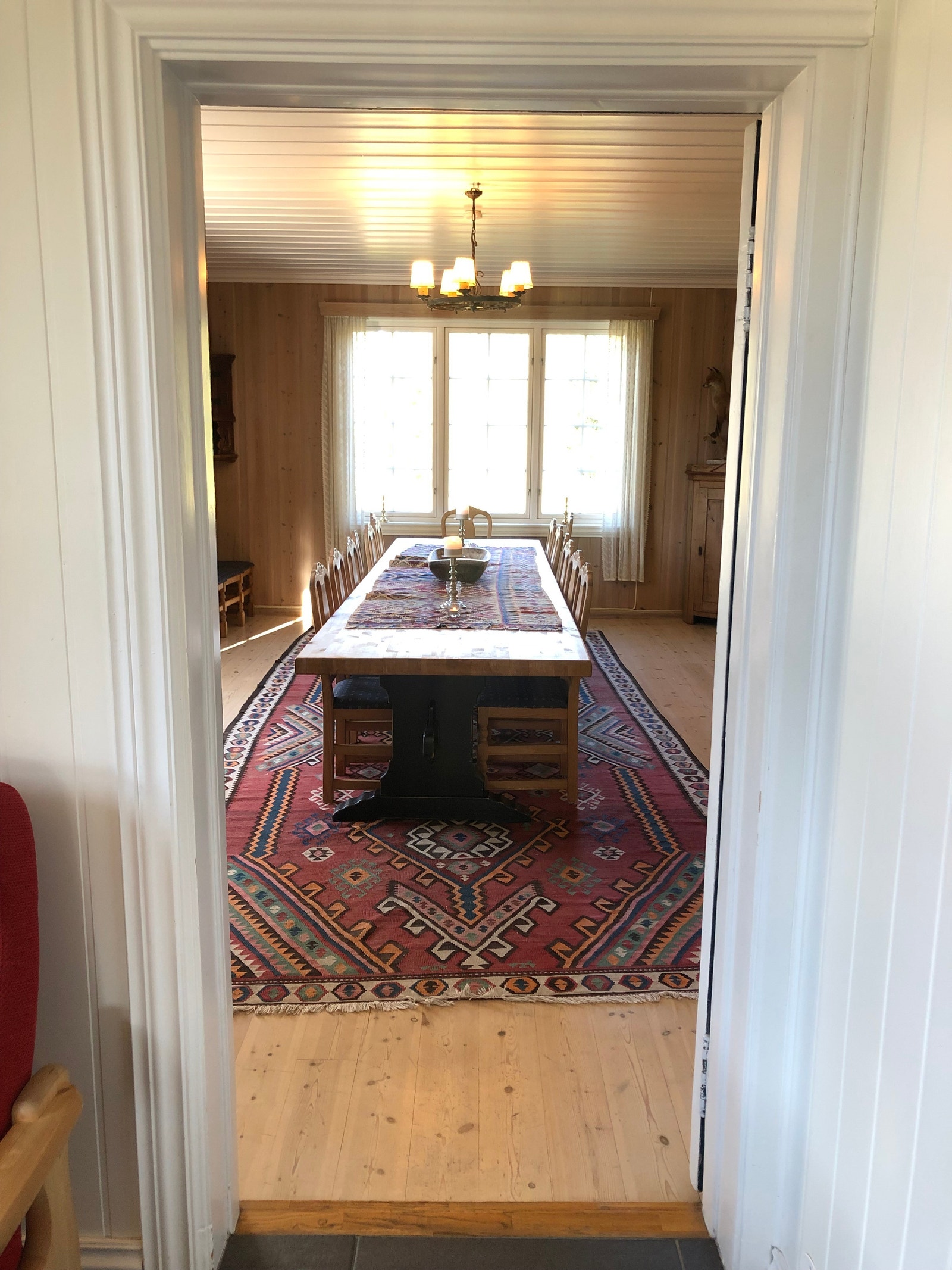 Gjennomgang fra kjøkken til spisestue Galleribilde