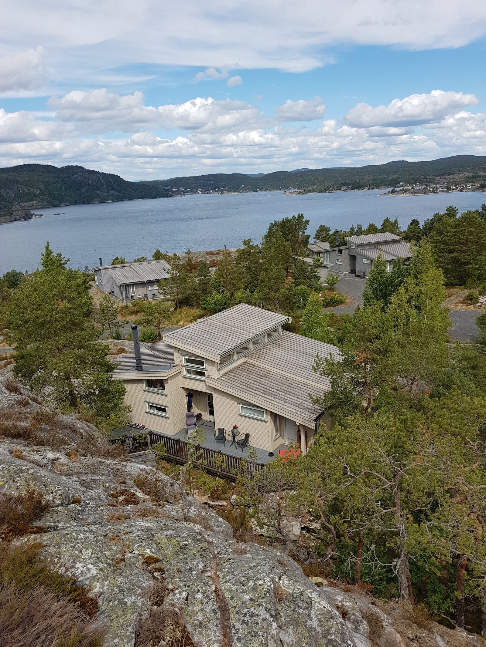 Fra utsikten ser en ned på hytta. Galleribilde