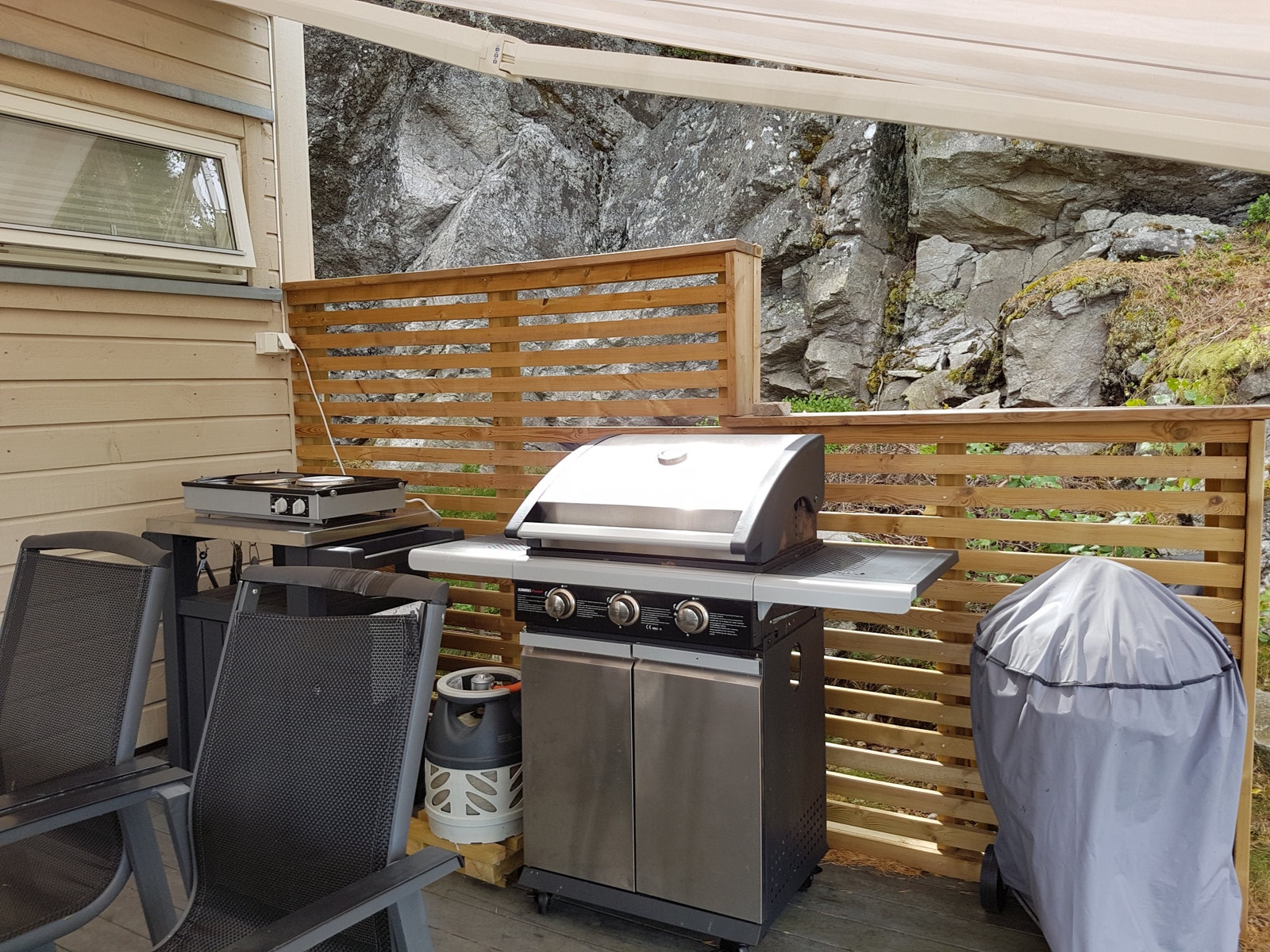 Nesten hver middag inntas her på terrassen, som har gassgrill og god møblering for hele familien. Galleribilde