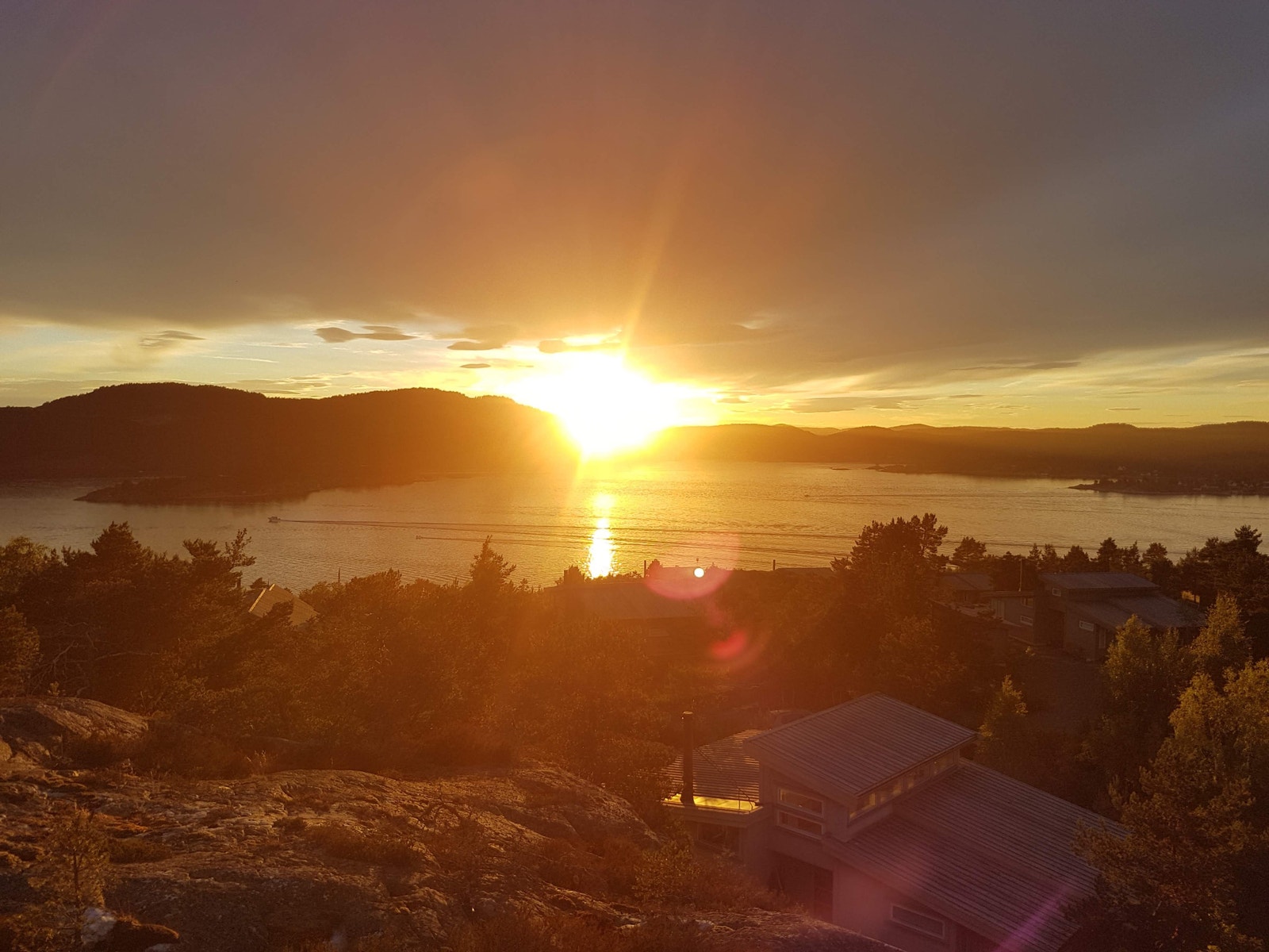 Svært solrik beliggenhet, og solnedgangen er magisk. Galleribilde