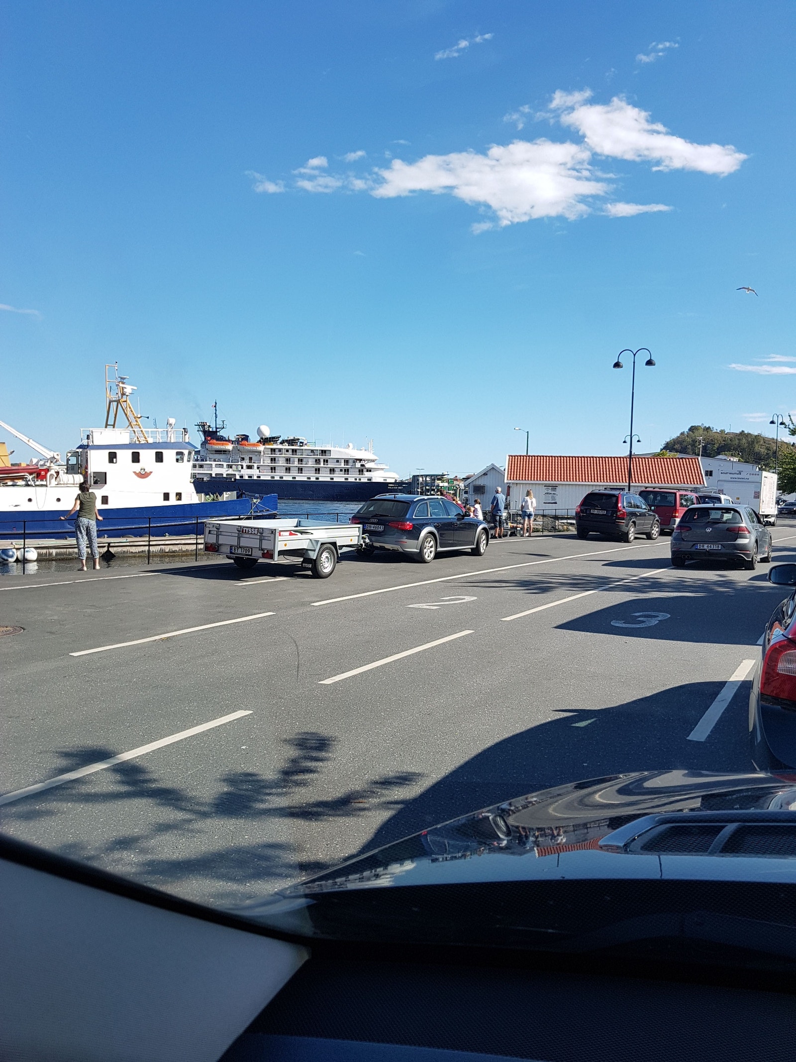 Fergekaia i Kragerø. Fergene går ofte, men det er stor trafikk så pass på tiden. Galleribilde