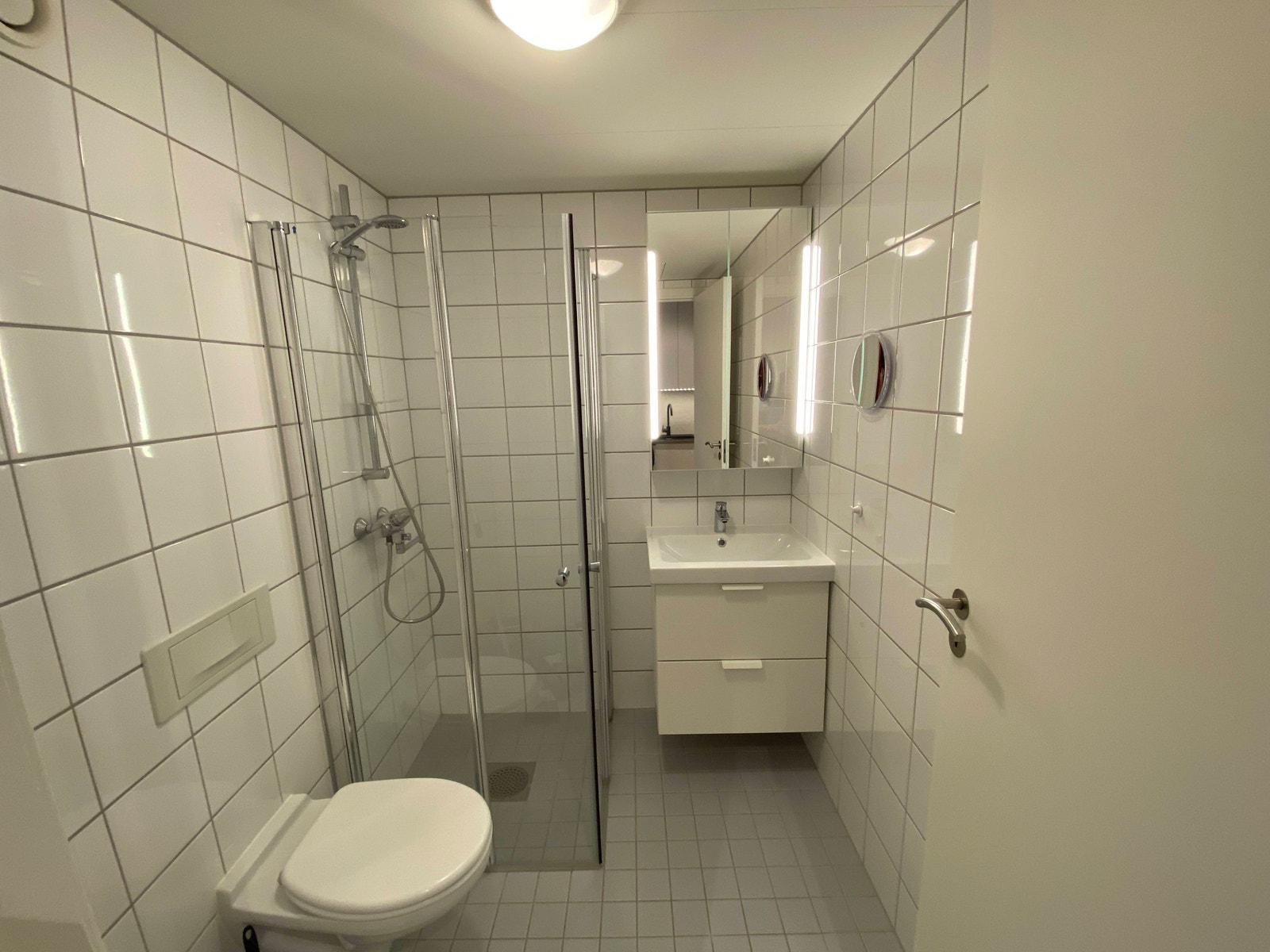 Bad med ny baderomsinnredning, nye dusjvegger og opplegg for vaskemaskin Galleribilde