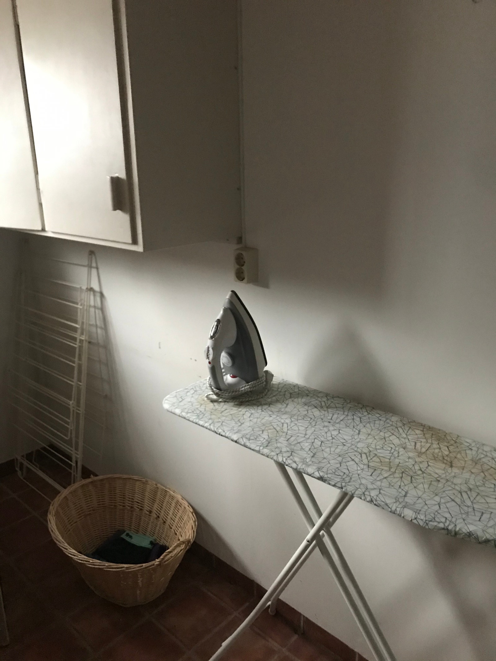 Vaskerom, stekebrett, strykejern og tørkestativer Galleribilde