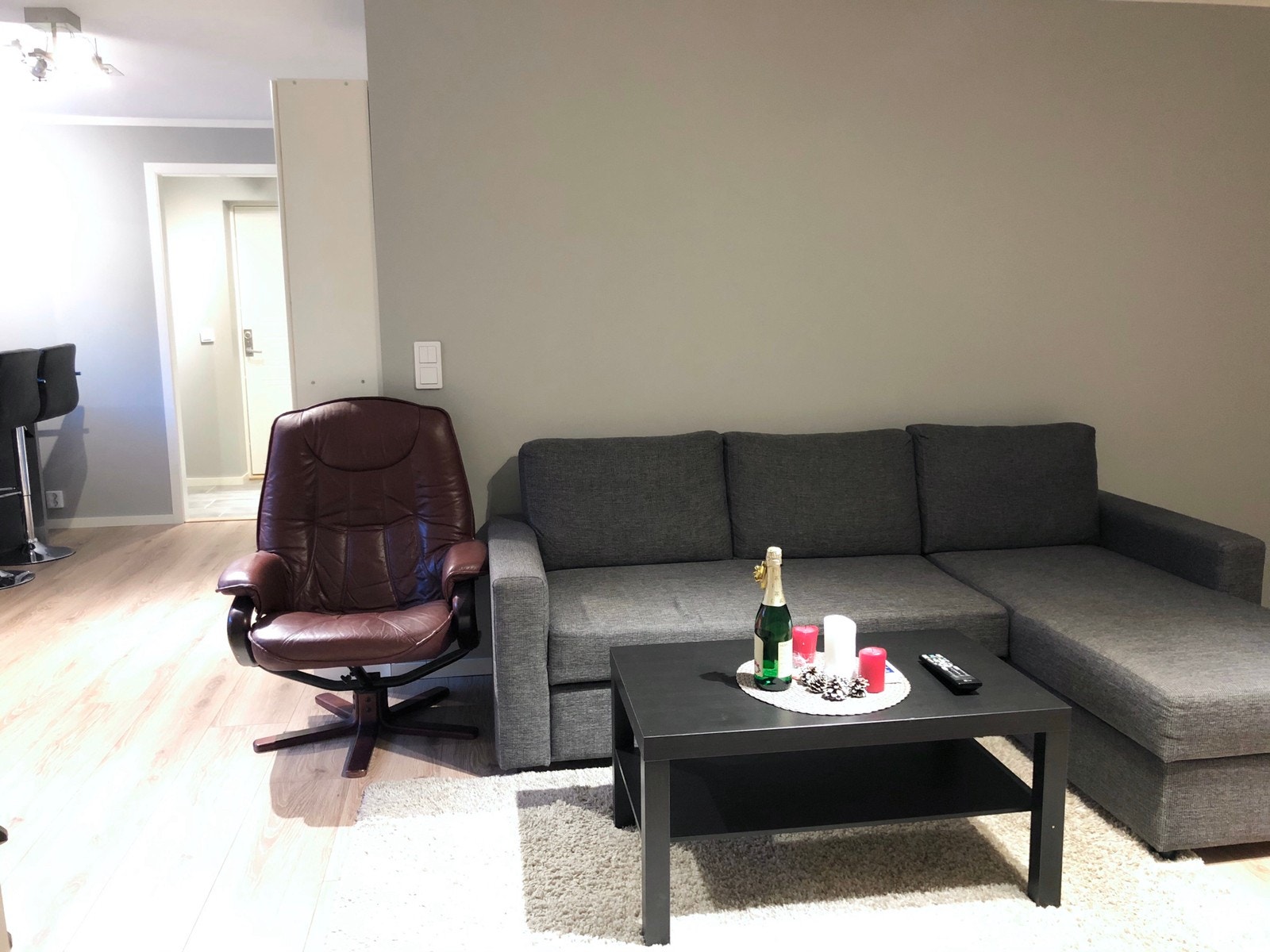 Stue med helt ny sovesofa og salongbord Galleribilde
