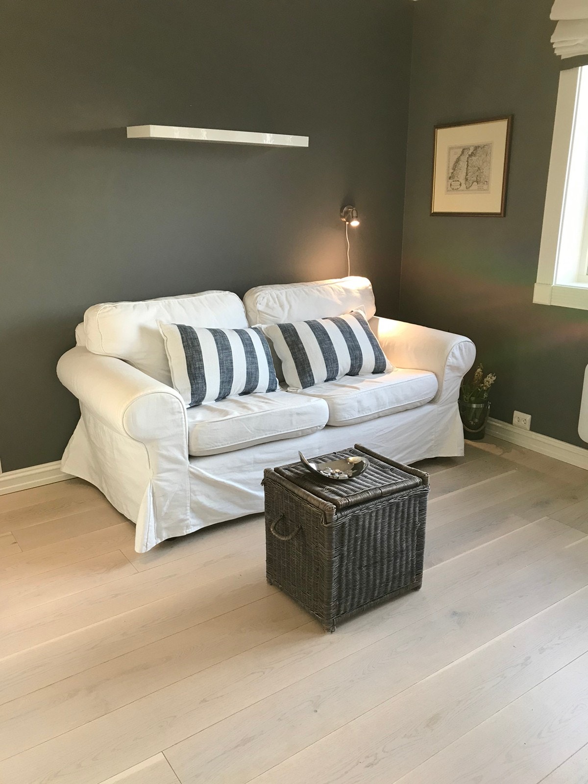 Sofa følger leiligheten m hvitt trekk som her, eller et blått velur sofatrekk. Galleribilde