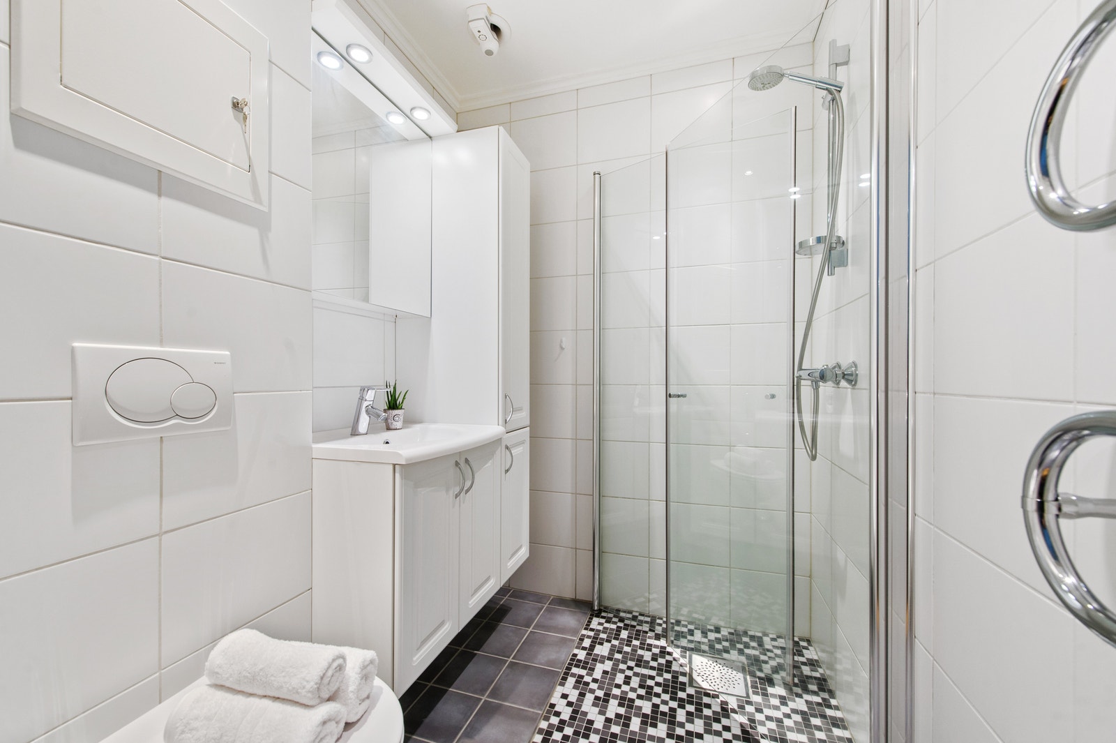 Bad i 2. etg. Nå montert vaskemaskin. Separat tørketrommel. Galleribilde