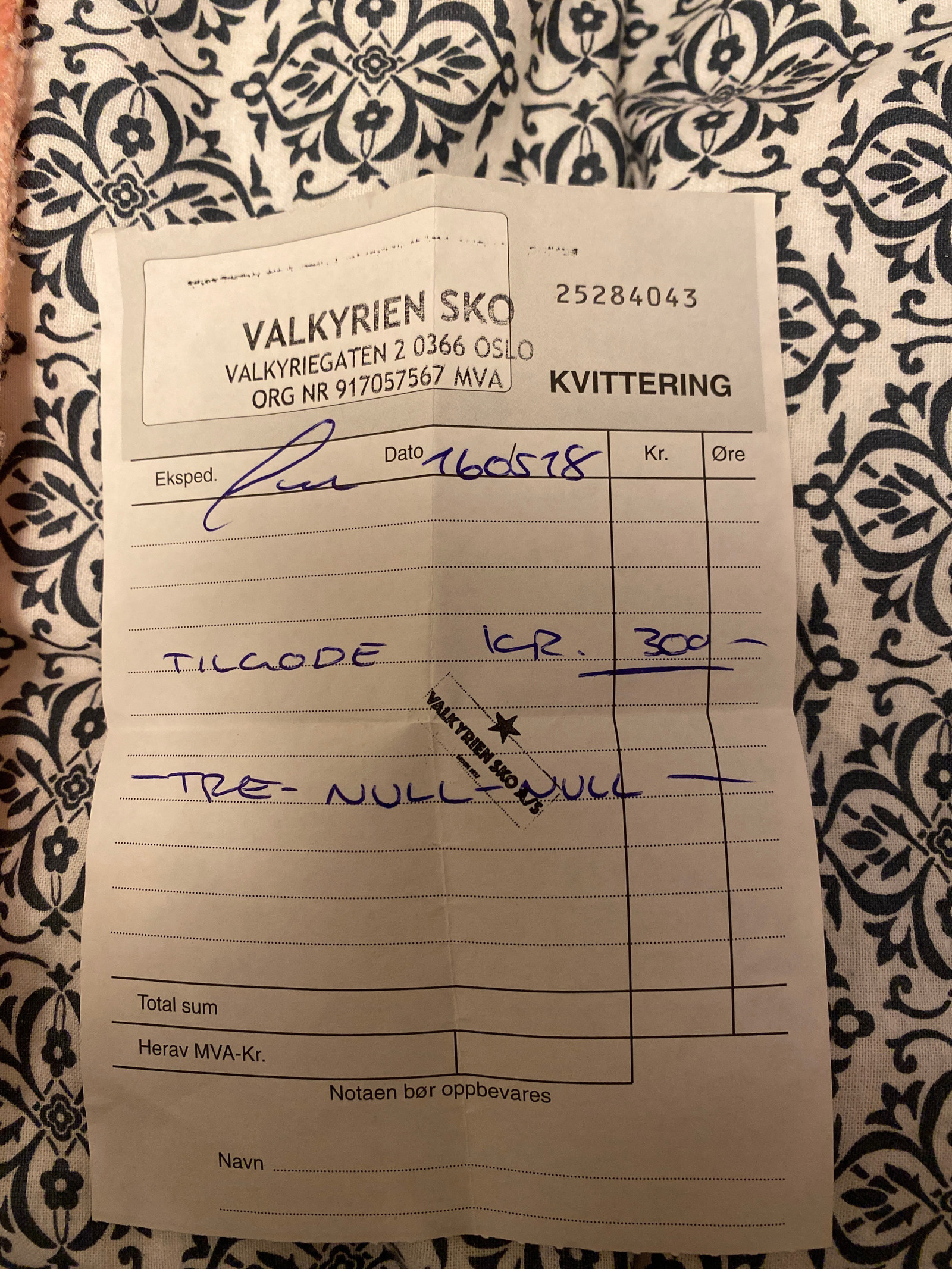 Gavekort. Valkyrien sko. 300 kr. Selges for 250kr. Ikke Gavekort. Valkyrien sko. 300 kr. Selges for 250kr. Ikke