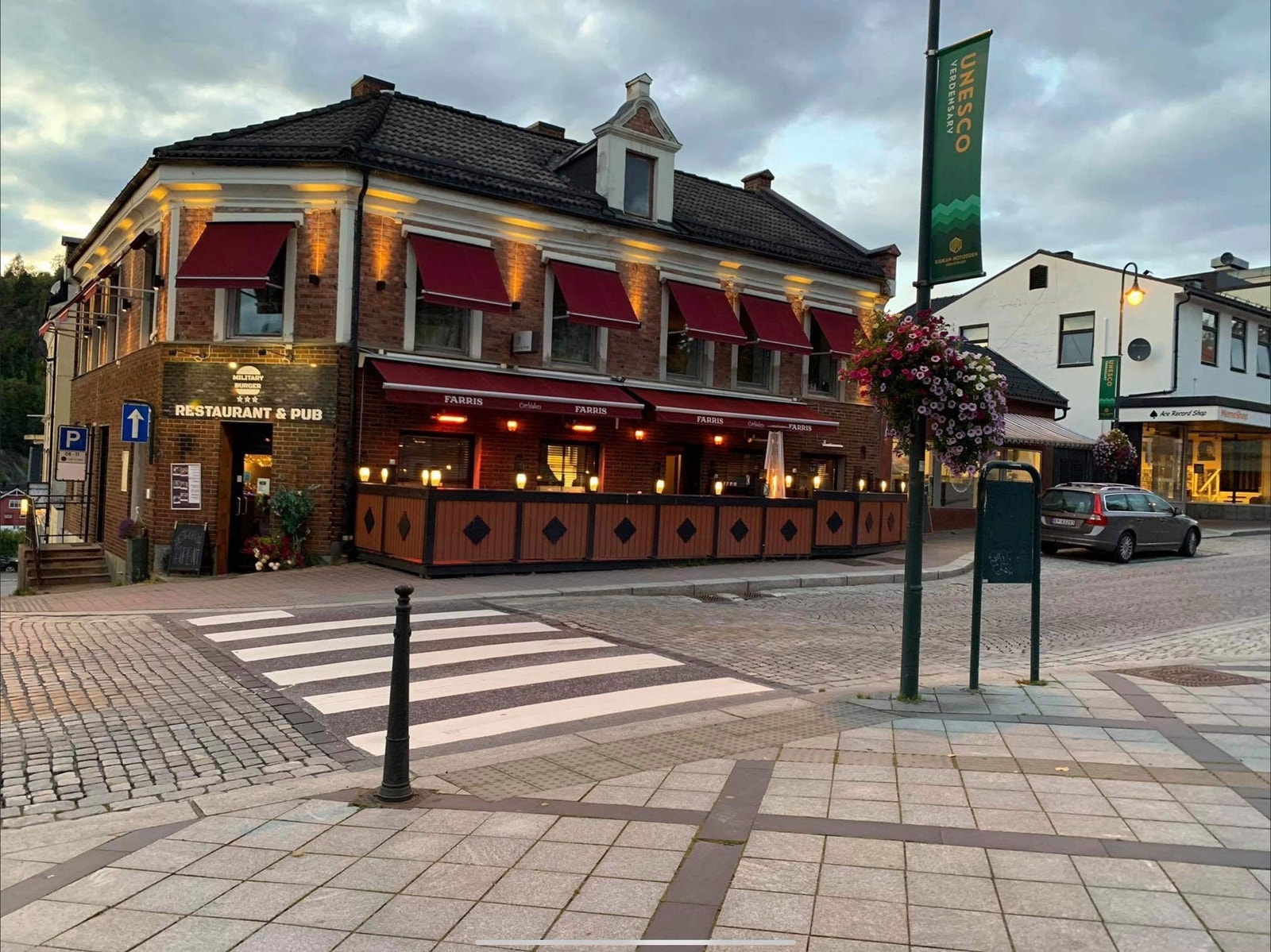 Fasade mot torget og Storgata Galleribilde