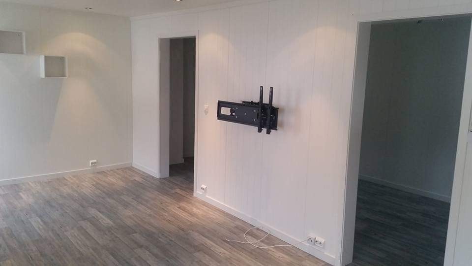 Del av stue. inkl veggfeste tv. Paraboldekoder med Tvkanaler tilgjengelig ) Galleribilde