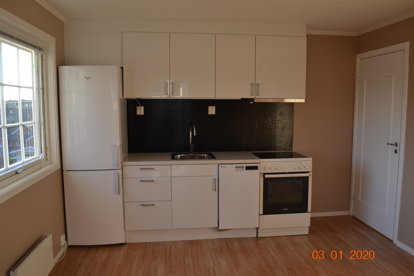 Nytt kjøkken med hvitevarer Galleribilde