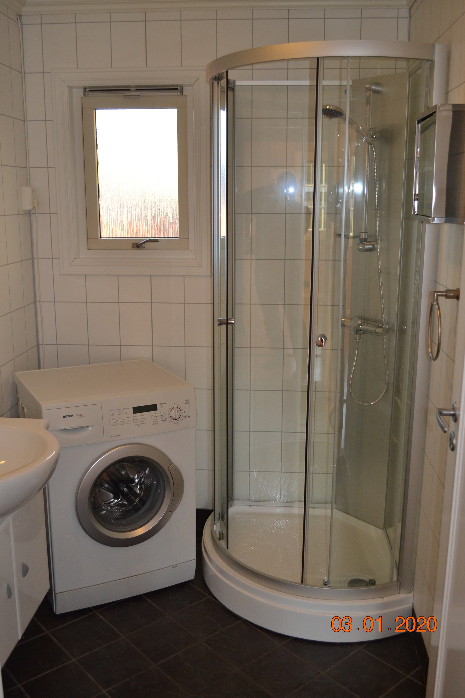 Bad med dusj og vaskemaskin Galleribilde