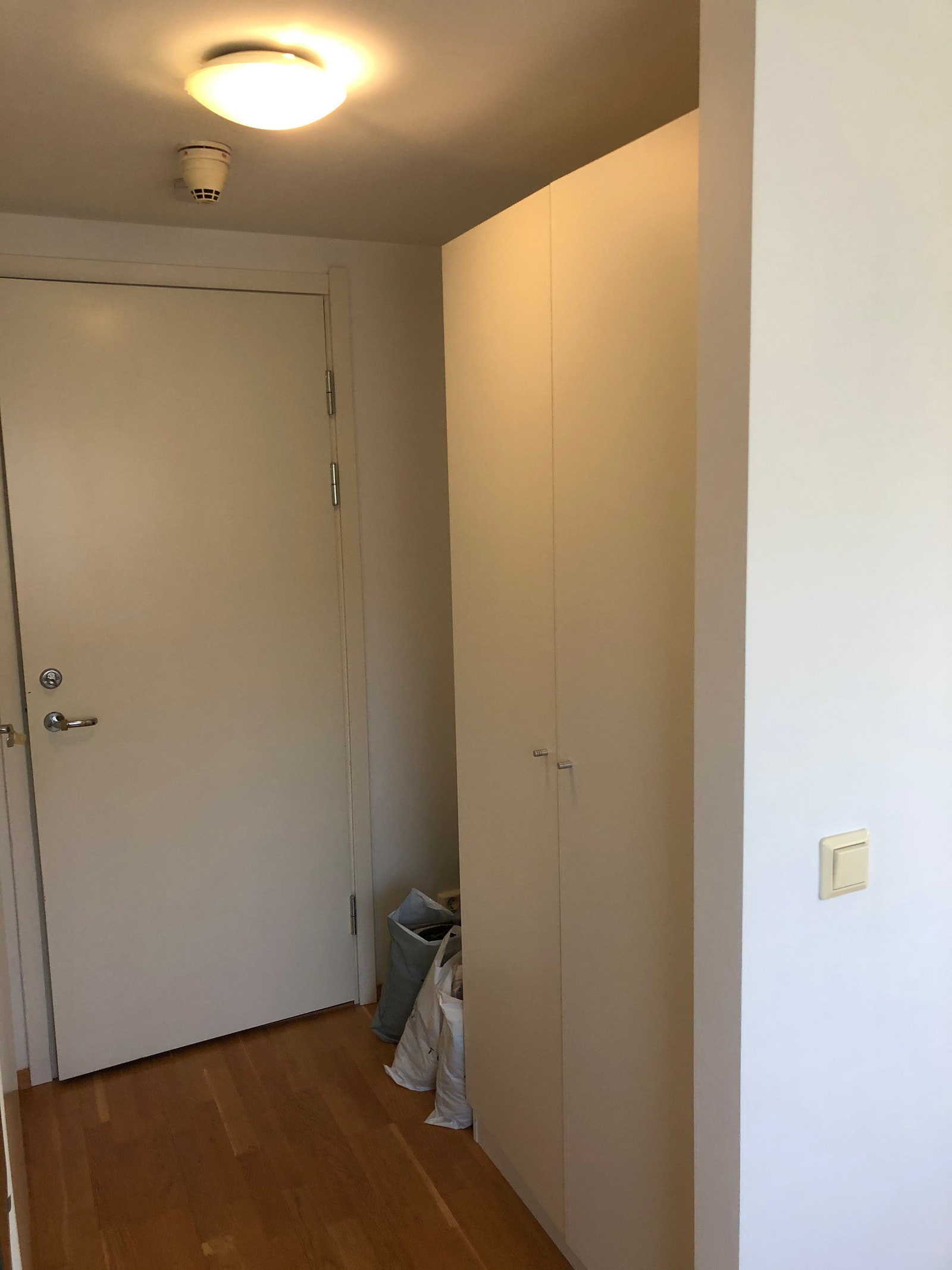 Garderobe i inngangsparti Galleribilde