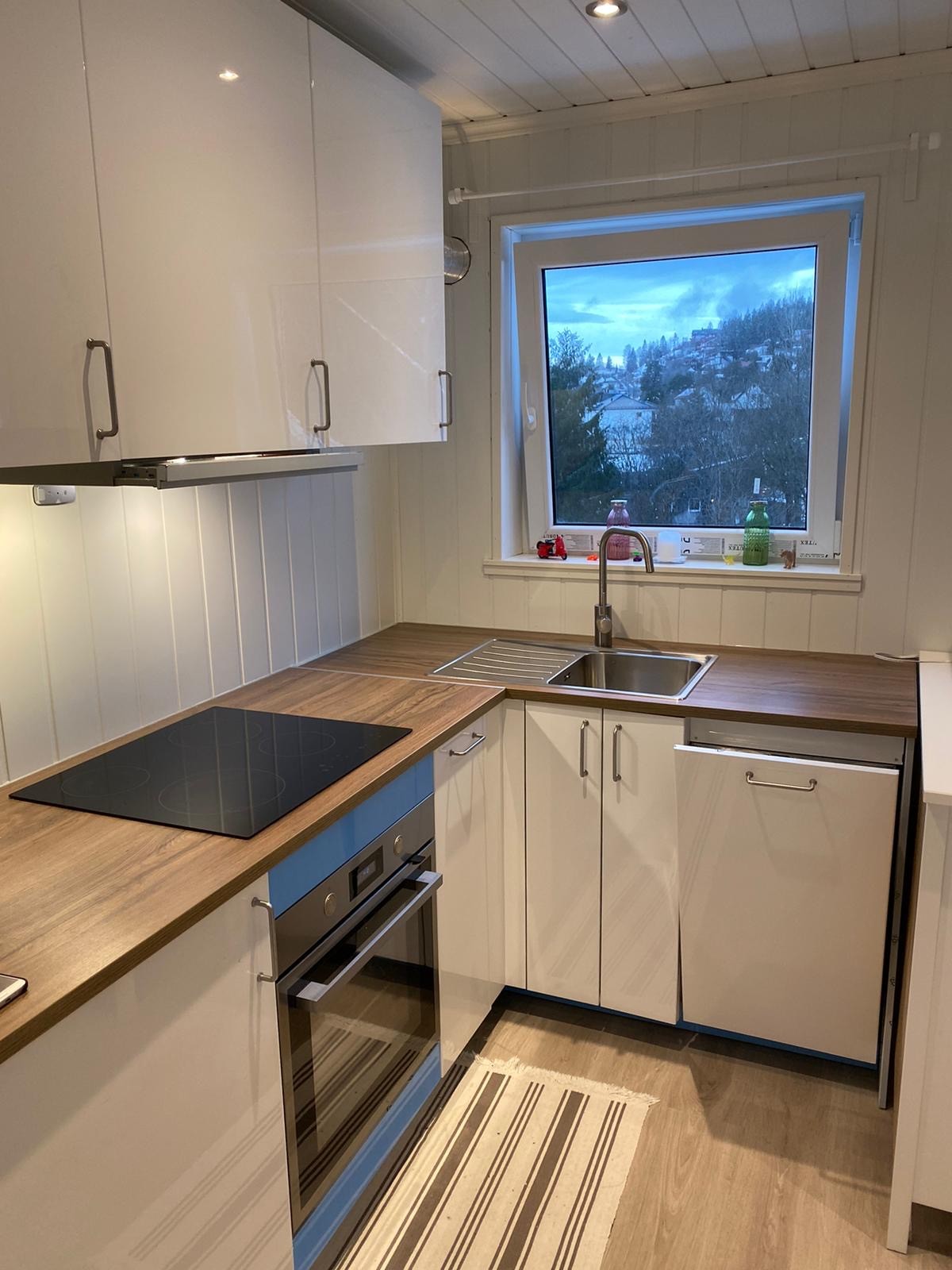 kjøkken med innebygd hvitevarer Galleribilde