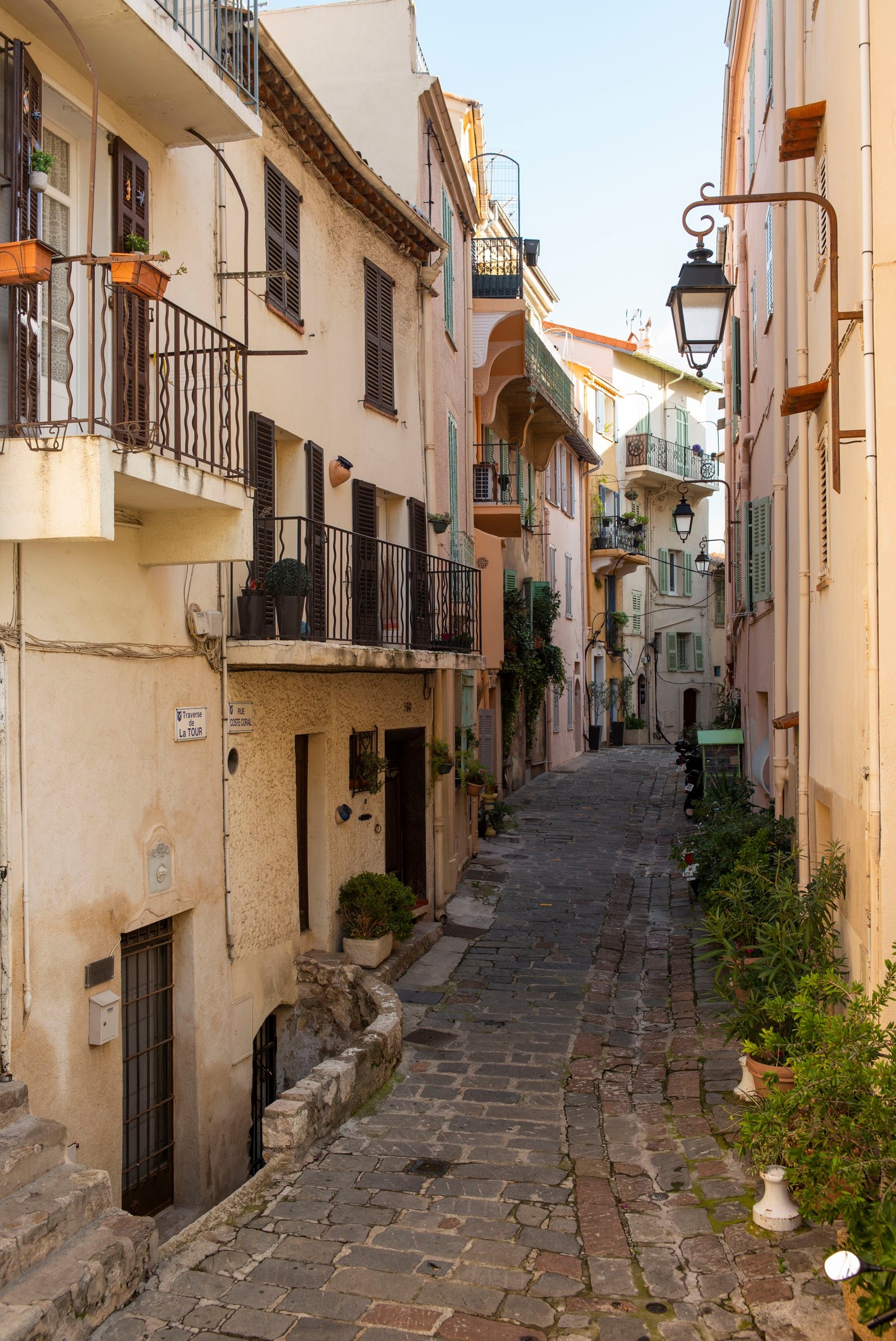 I Le Suquet kan du fortsatt oppleve sjarmen med trange gater, gamle bygninger og blomster Galleribilde