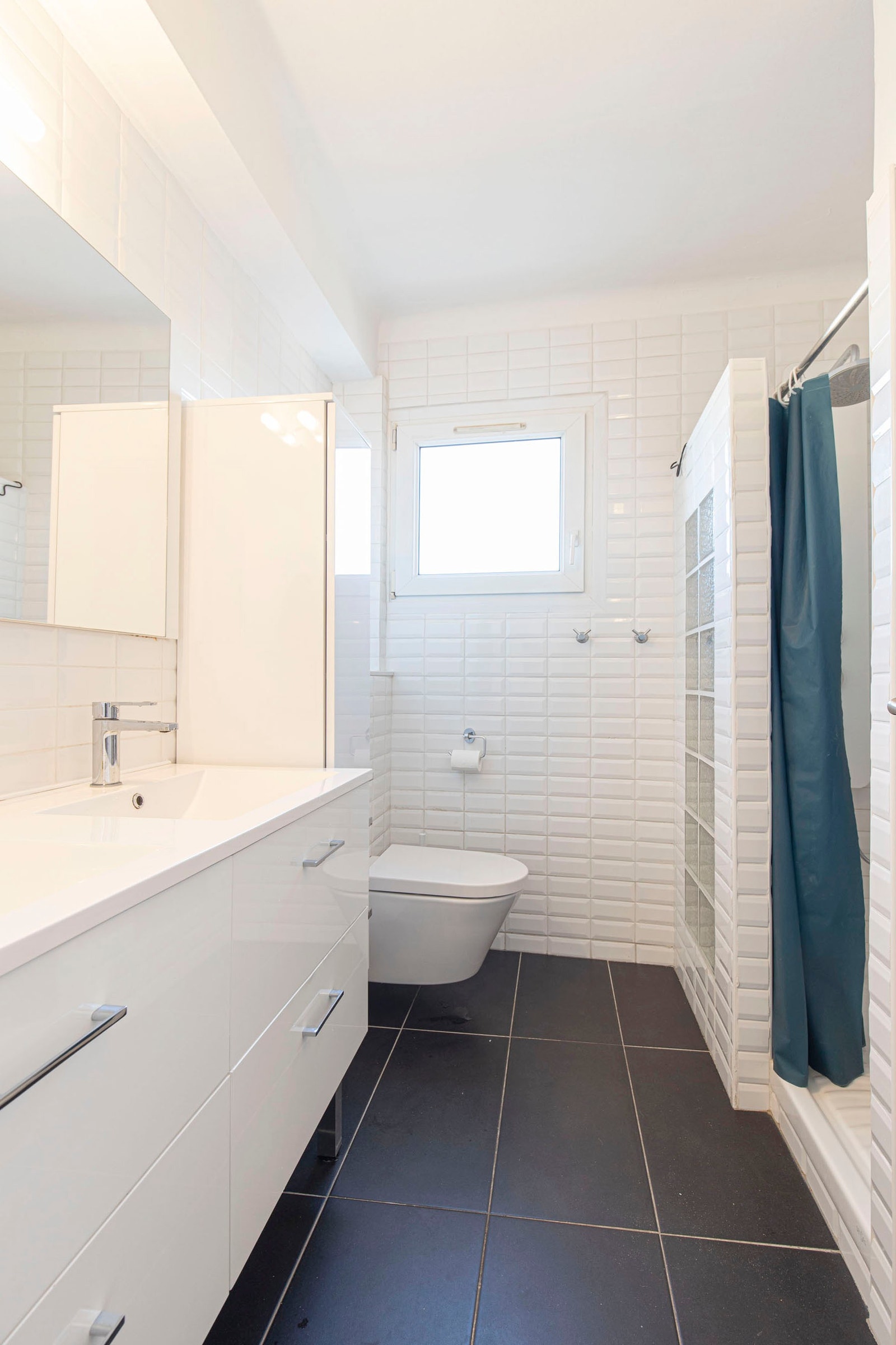 Bad med stor dusj og dobbelt vask Galleribilde