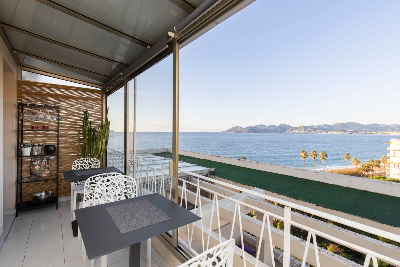 Fra verandaen kan du følge med på livet på sjøen og stranden Galleribilde