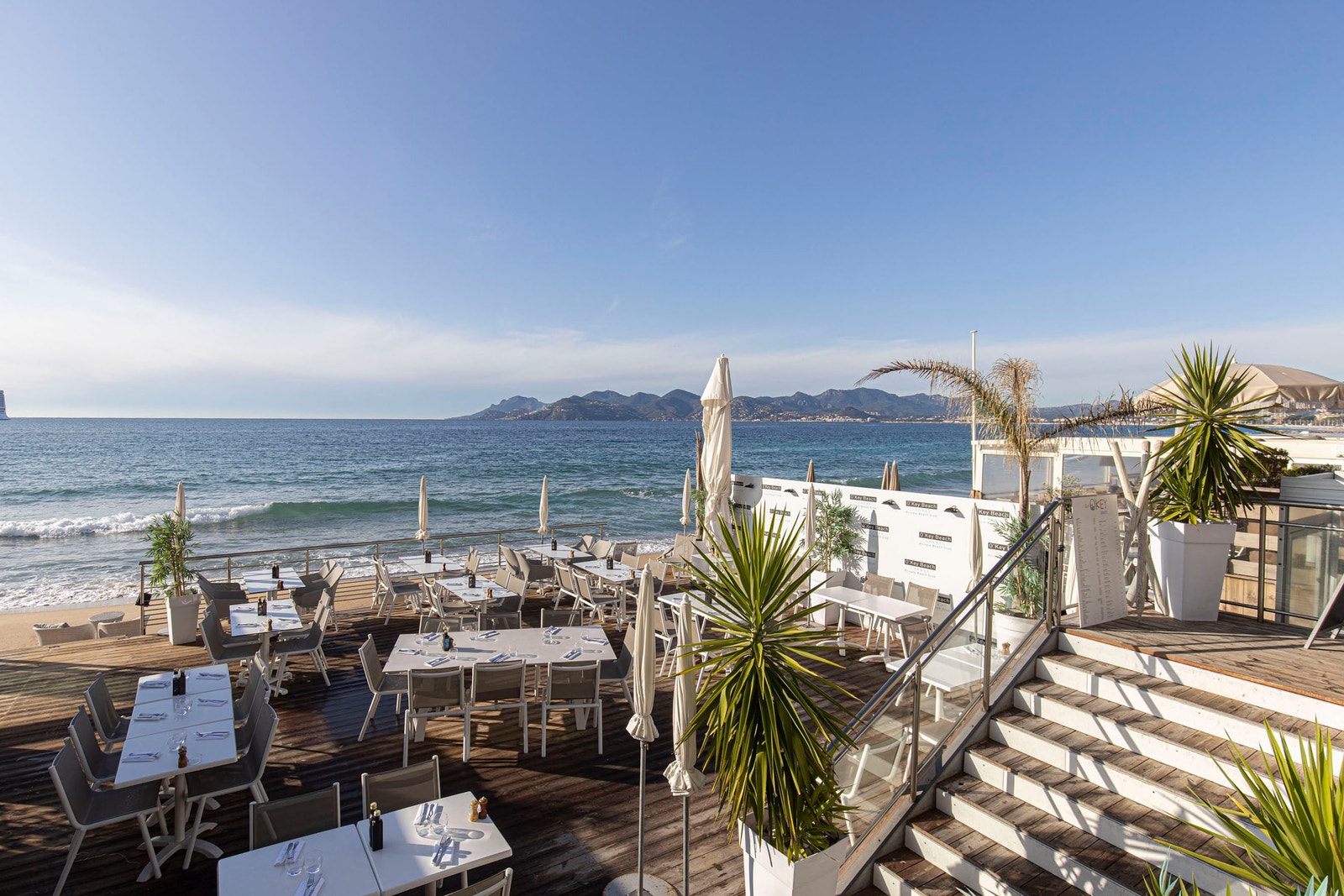 En av strandrestaurantene rett utenfor leiligheten Galleribilde