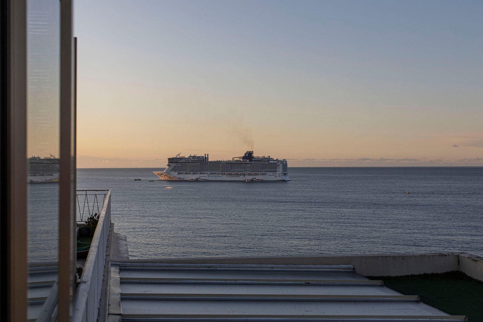 Crusieskipene ankrer opp like utenfor stranden vår Galleribilde