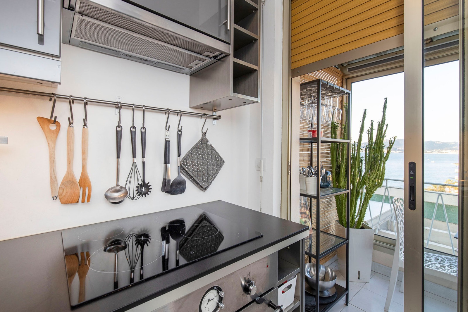 Utsikt mot stranden fra kjøkkenet Galleribilde