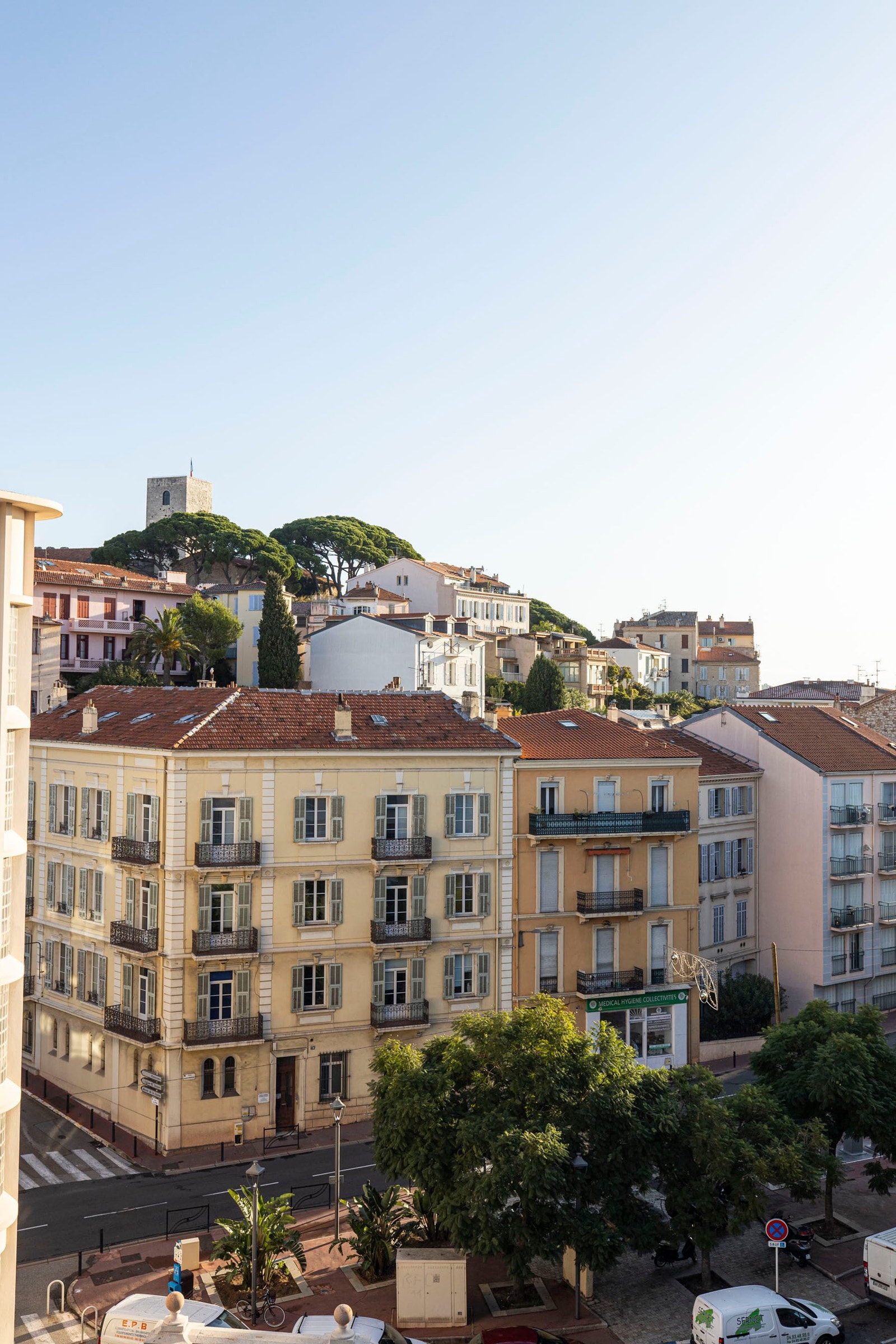 Utsikt fra leiligheten til borgen på toppen av Le Suquet Galleribilde